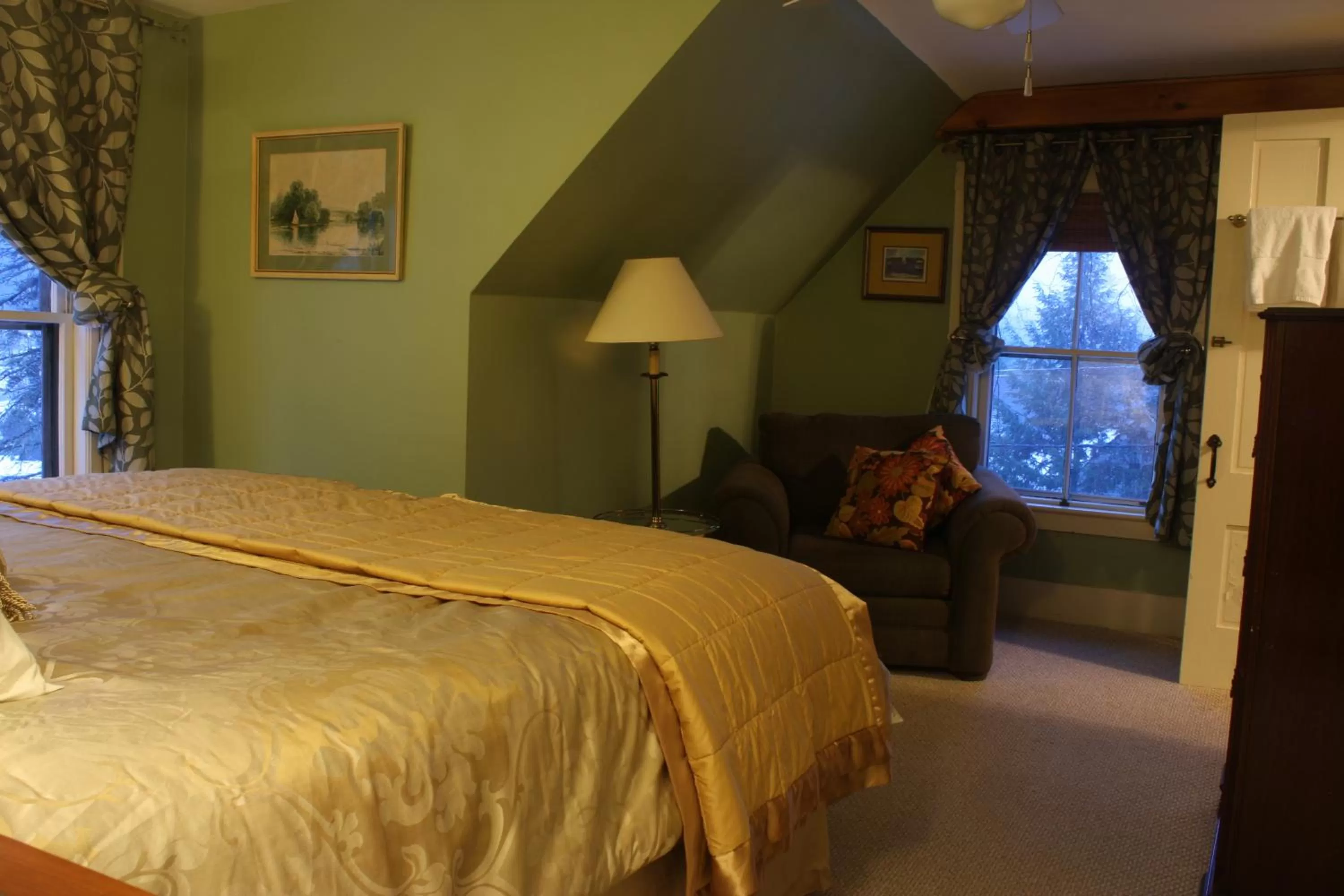 Bed in Follansbee Inn