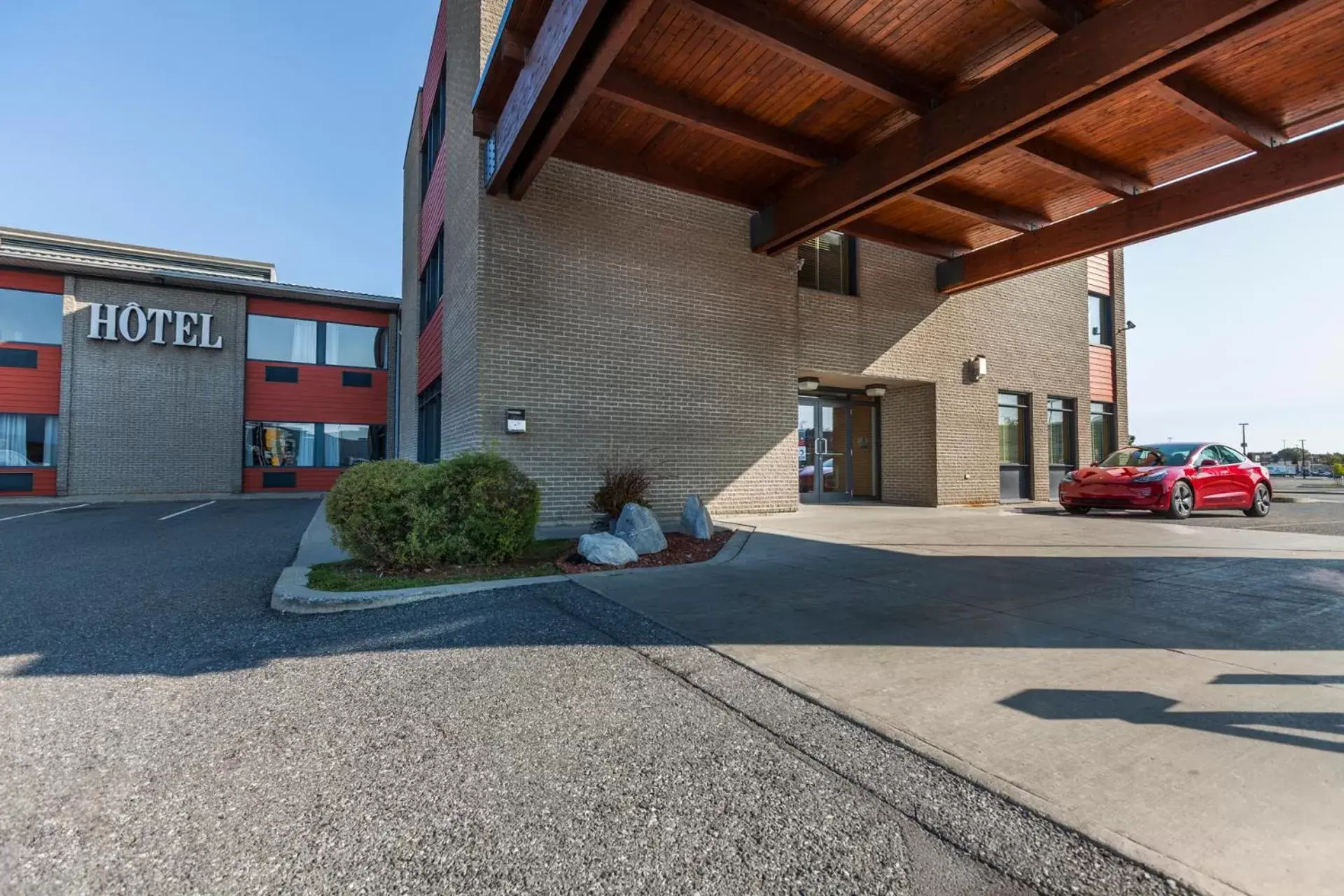 Facade/Entrance in Le Dauphin St-Hyacinthe