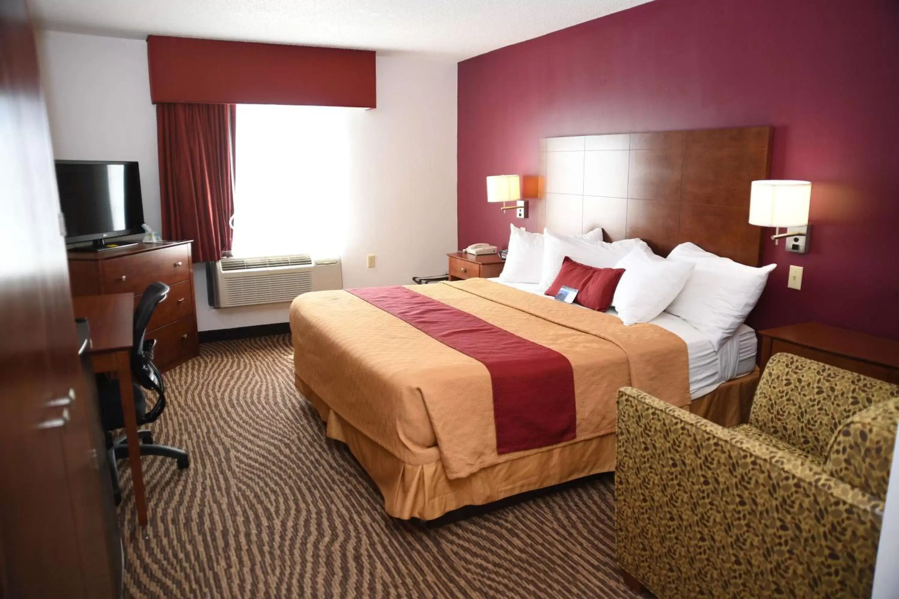 Photo of the whole room, Bed in Best Western Okmulgee