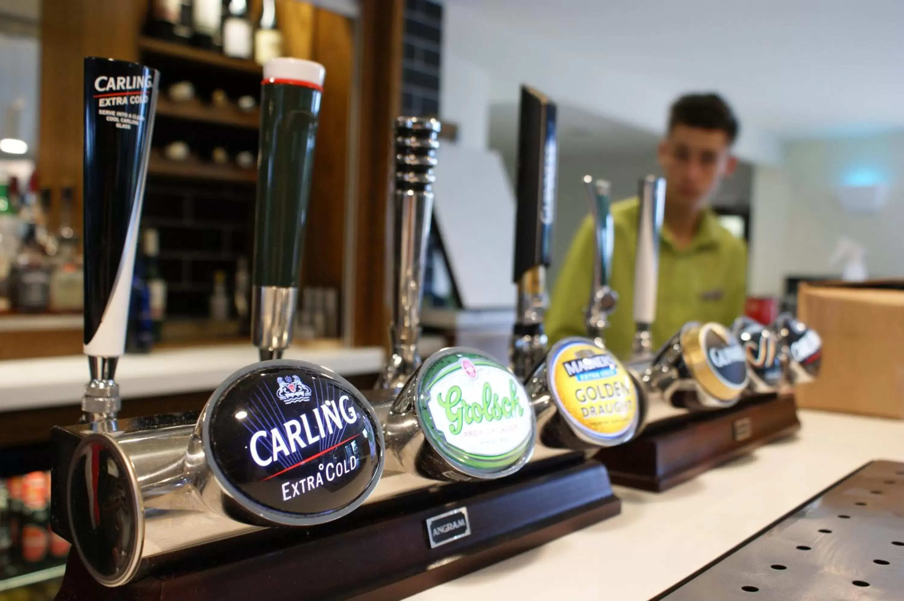 Lounge or bar in Holiday Inn Huntingdon Racecourse, an IHG Hotel