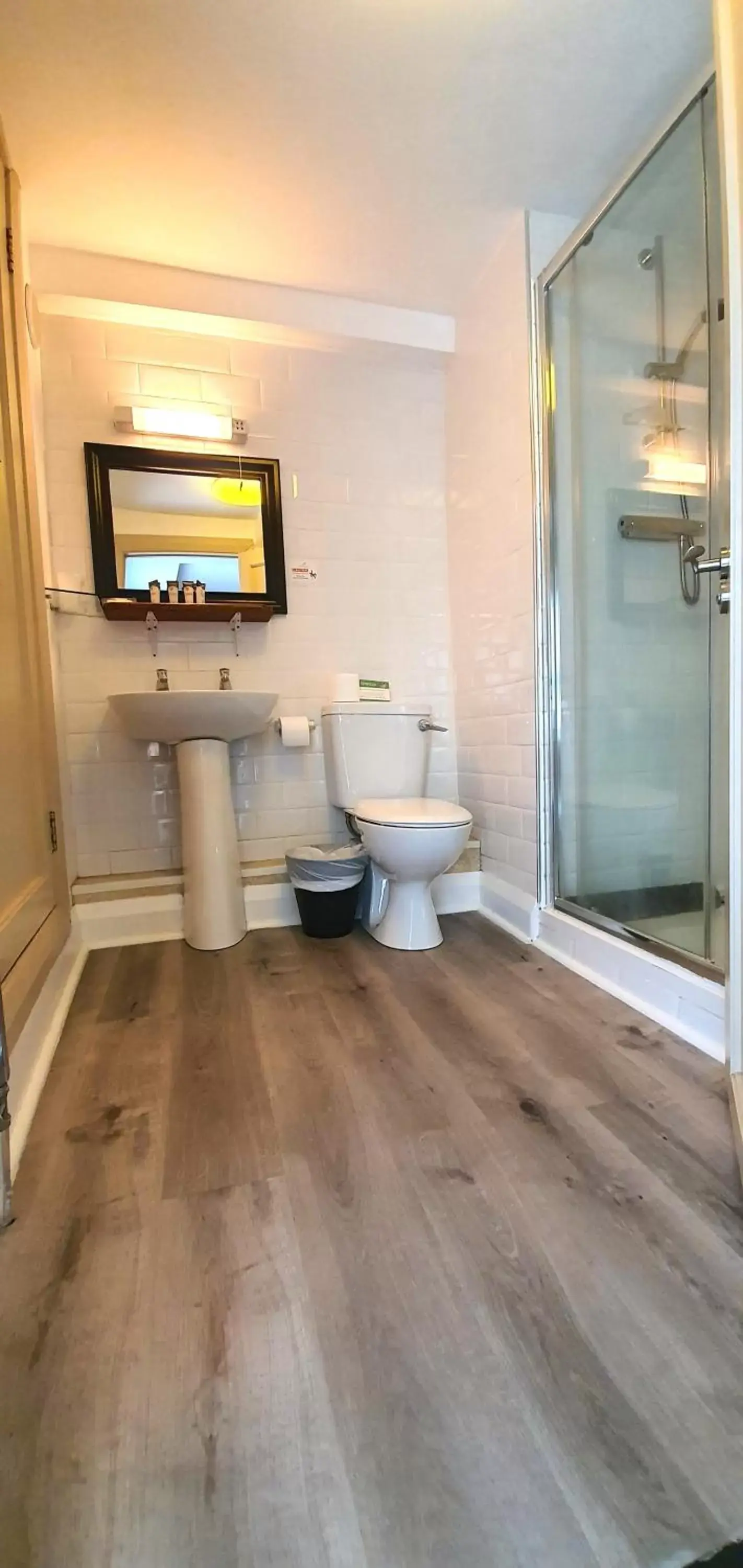 Bathroom, TV/Entertainment Center in The Gate Hotel