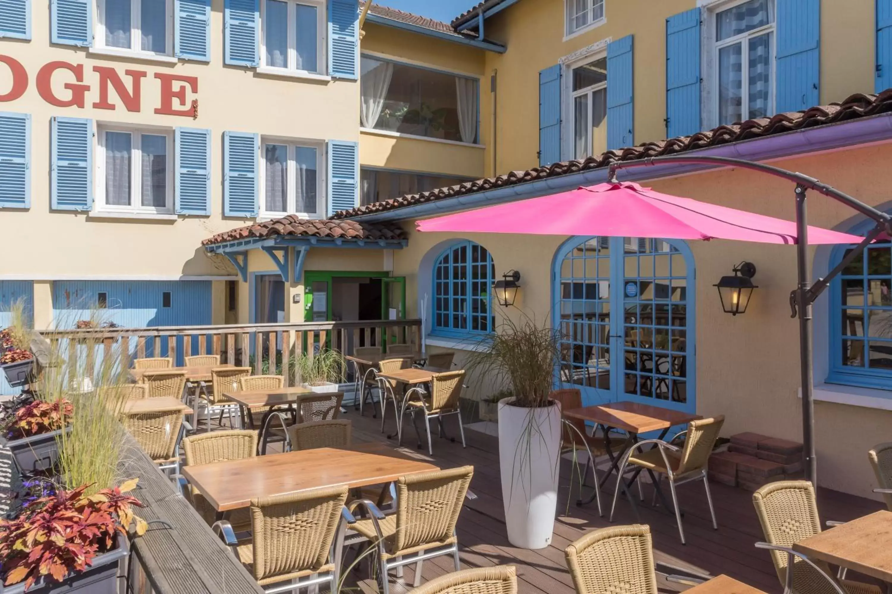 Patio, Restaurant/Places to Eat in Hotel Le Bourgogne