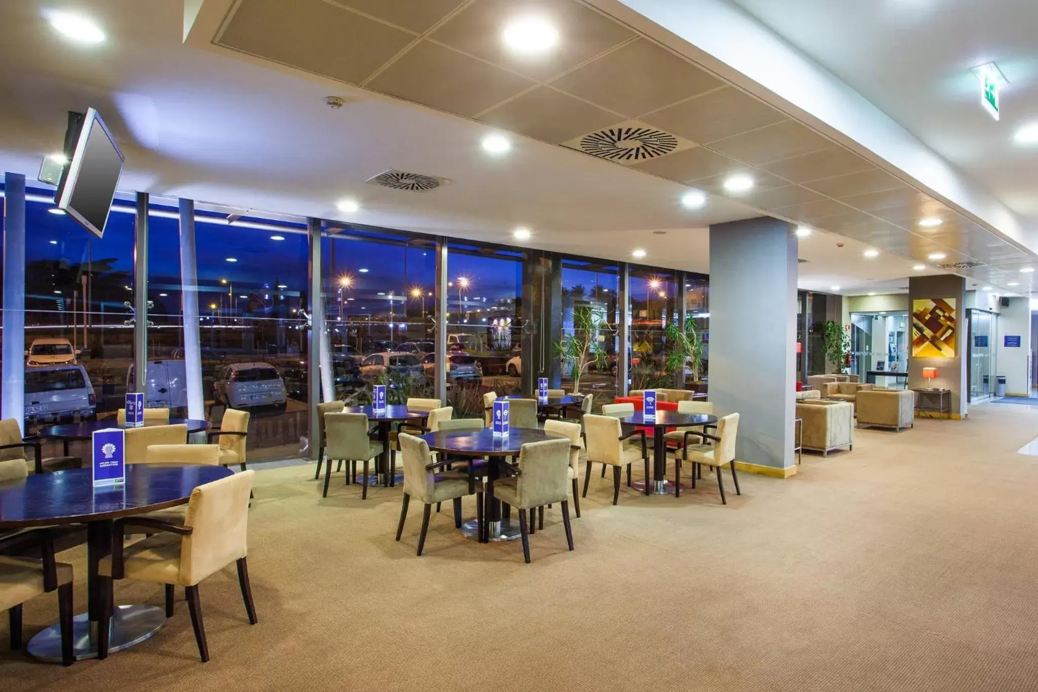 Property building, Restaurant/Places to Eat in Holiday Inn Express Lisbon-Oeiras, an IHG Hotel