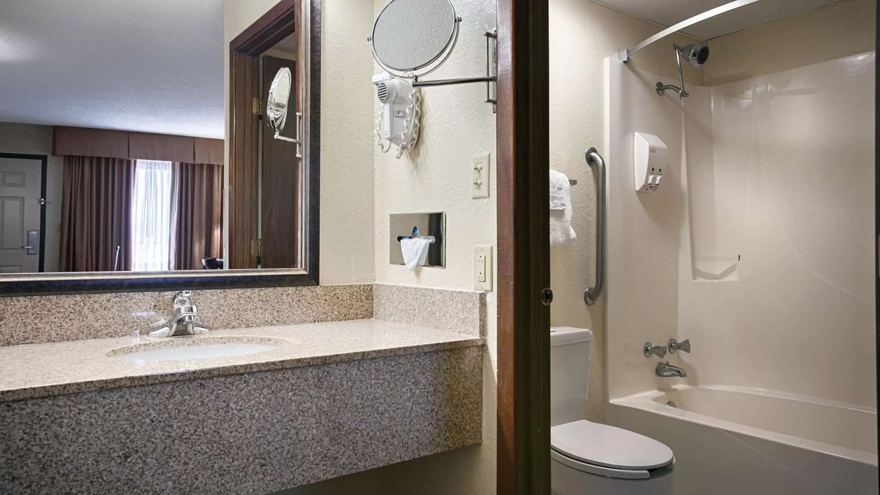 King Room with King Bed and Bath Tub - Disability Access/Non-Smoking in Best Western Center Pointe Inn King Room with King Bed and Bath Tub - Disability Access/Non-Smoking in Best Western Center Pointe Inn