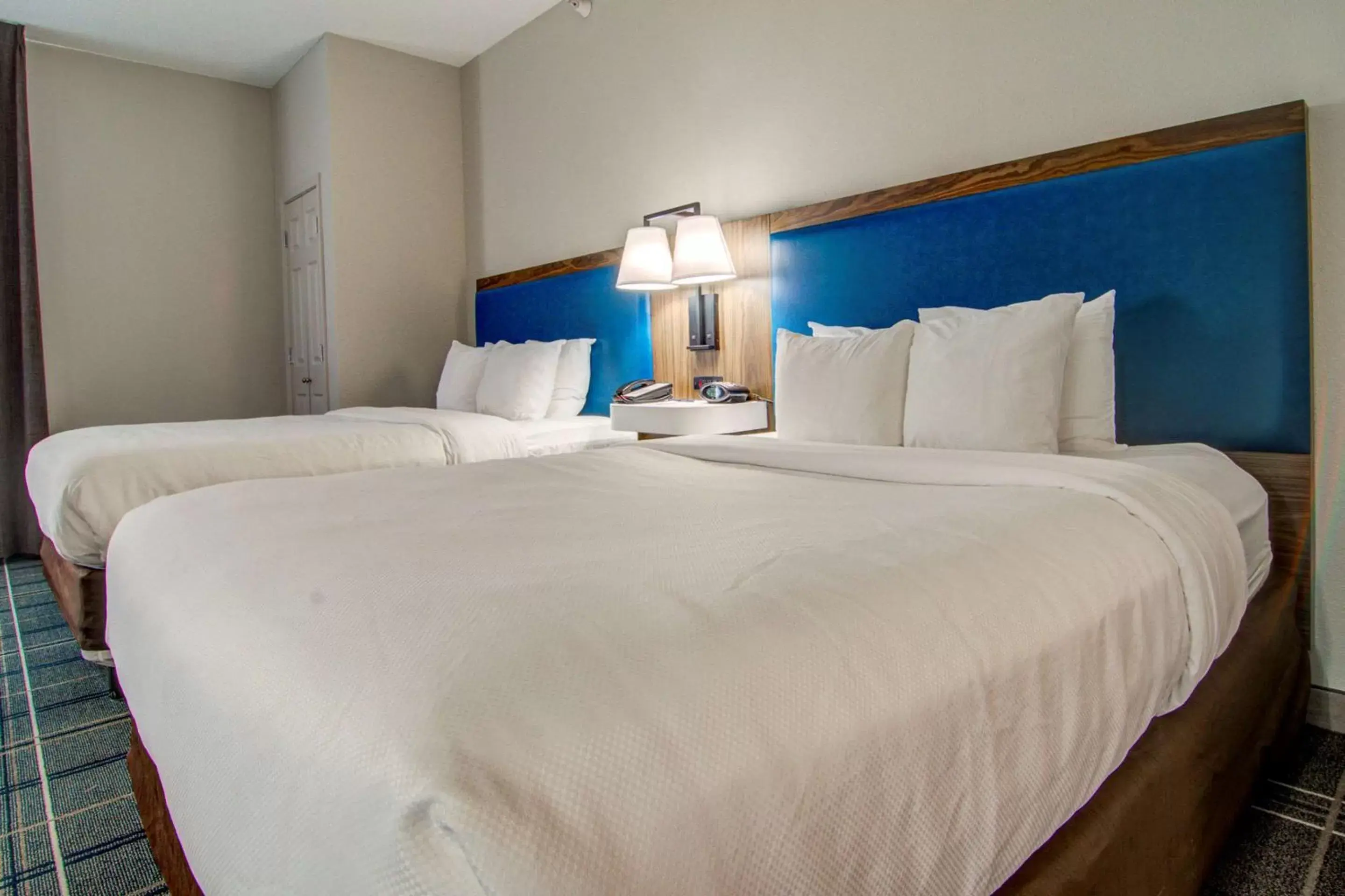 Photo of the whole room, Bed in Comfort Suites Newport News Airport