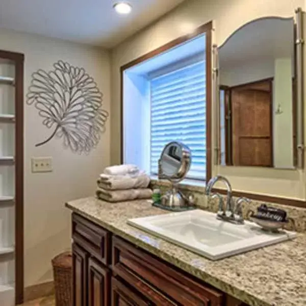 Bathroom in Cedar Crest Inn