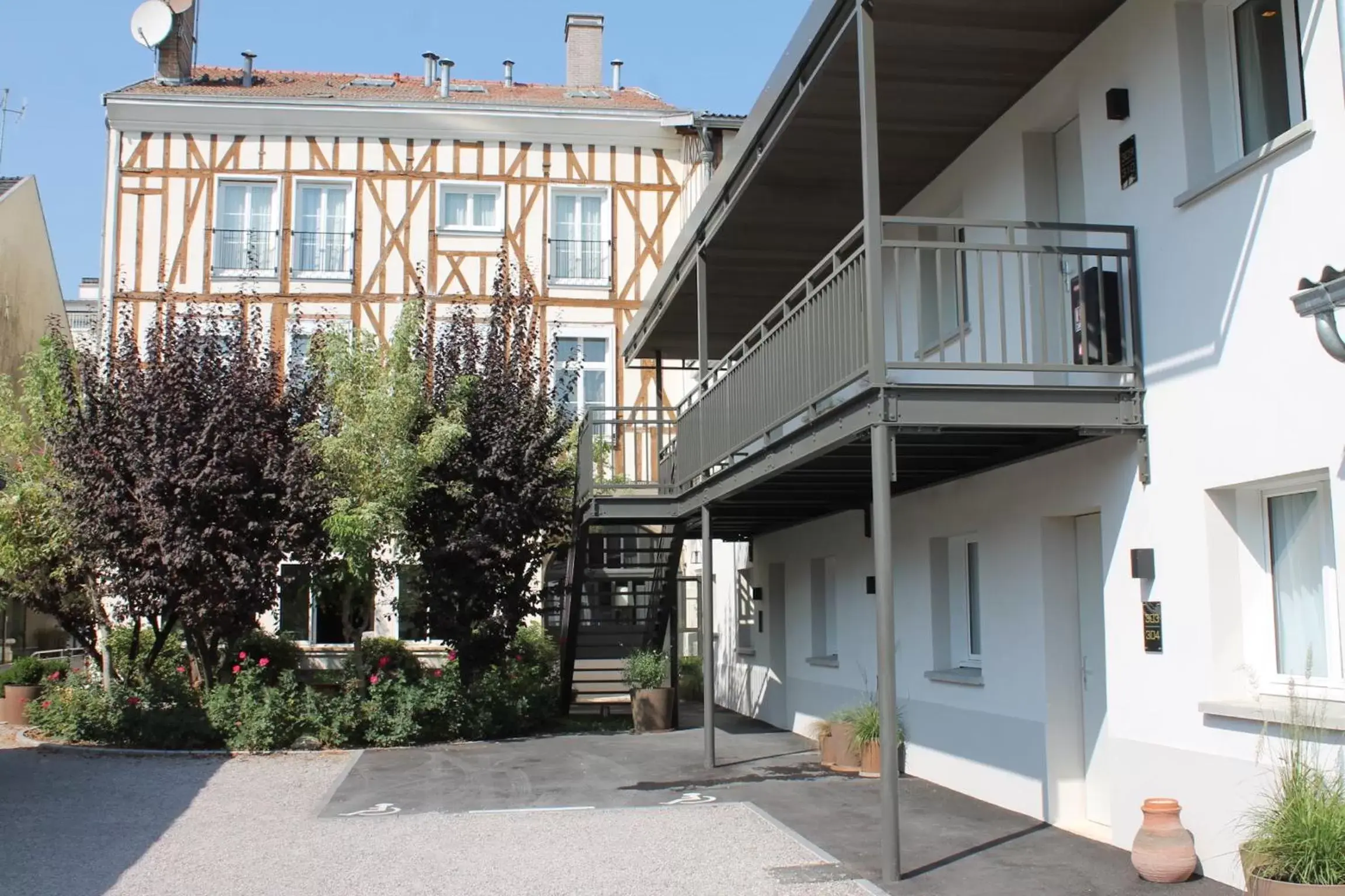 Facade/entrance, Property Building in Hôtel jardin Le Pasteur