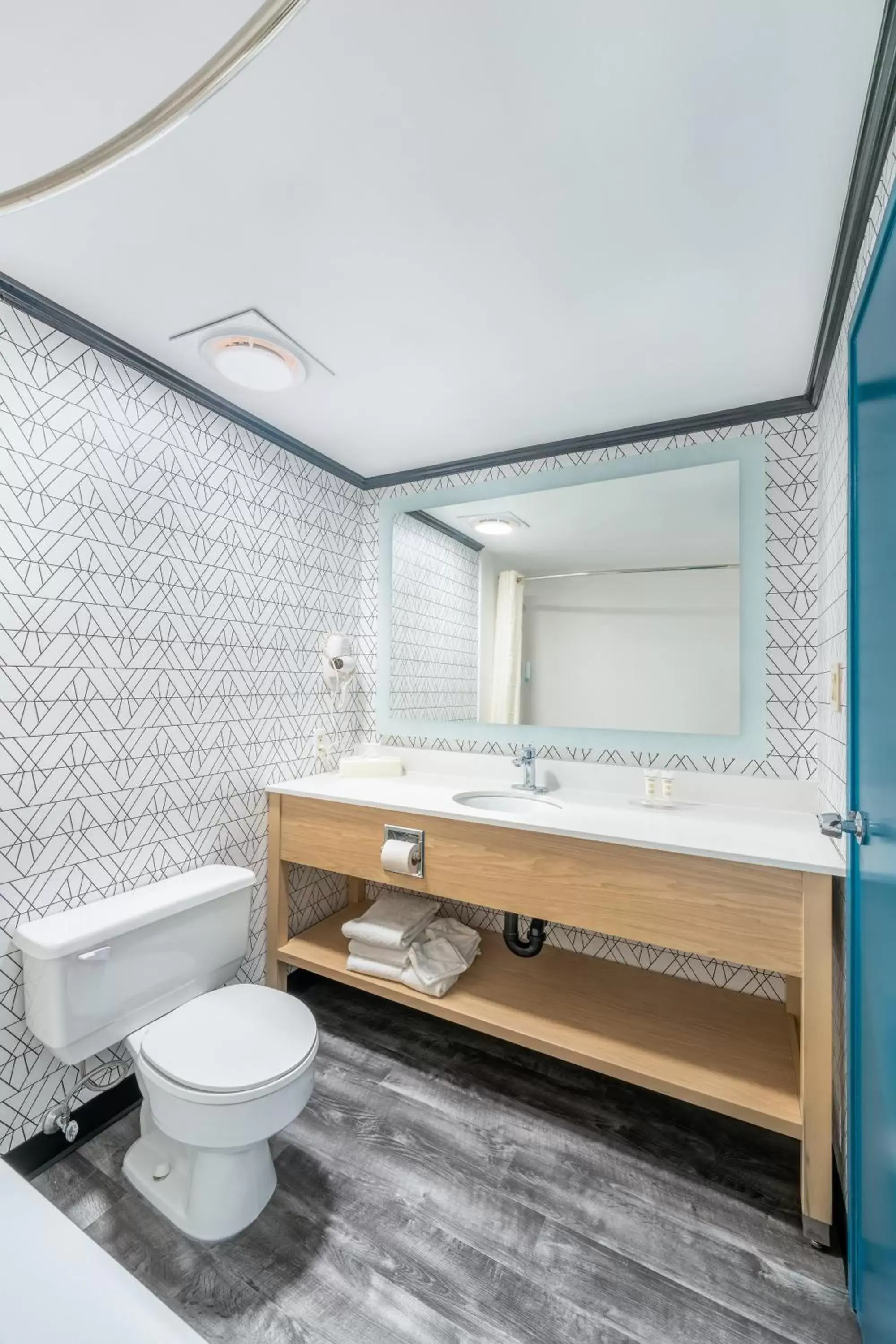 Bathroom in Sternwheeler Hotel and Conference Centre