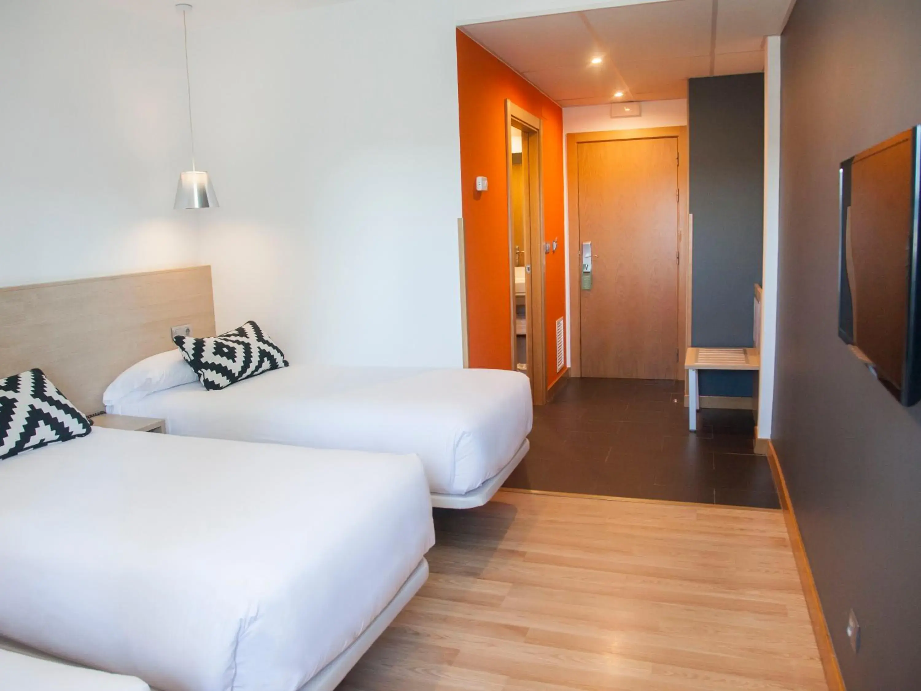 Shower, Bed in Hotel Restaurante Cadosa