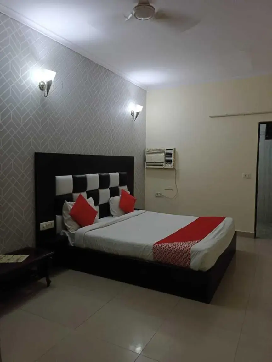 Bedroom, Bed in OYO Airport Global Hotel