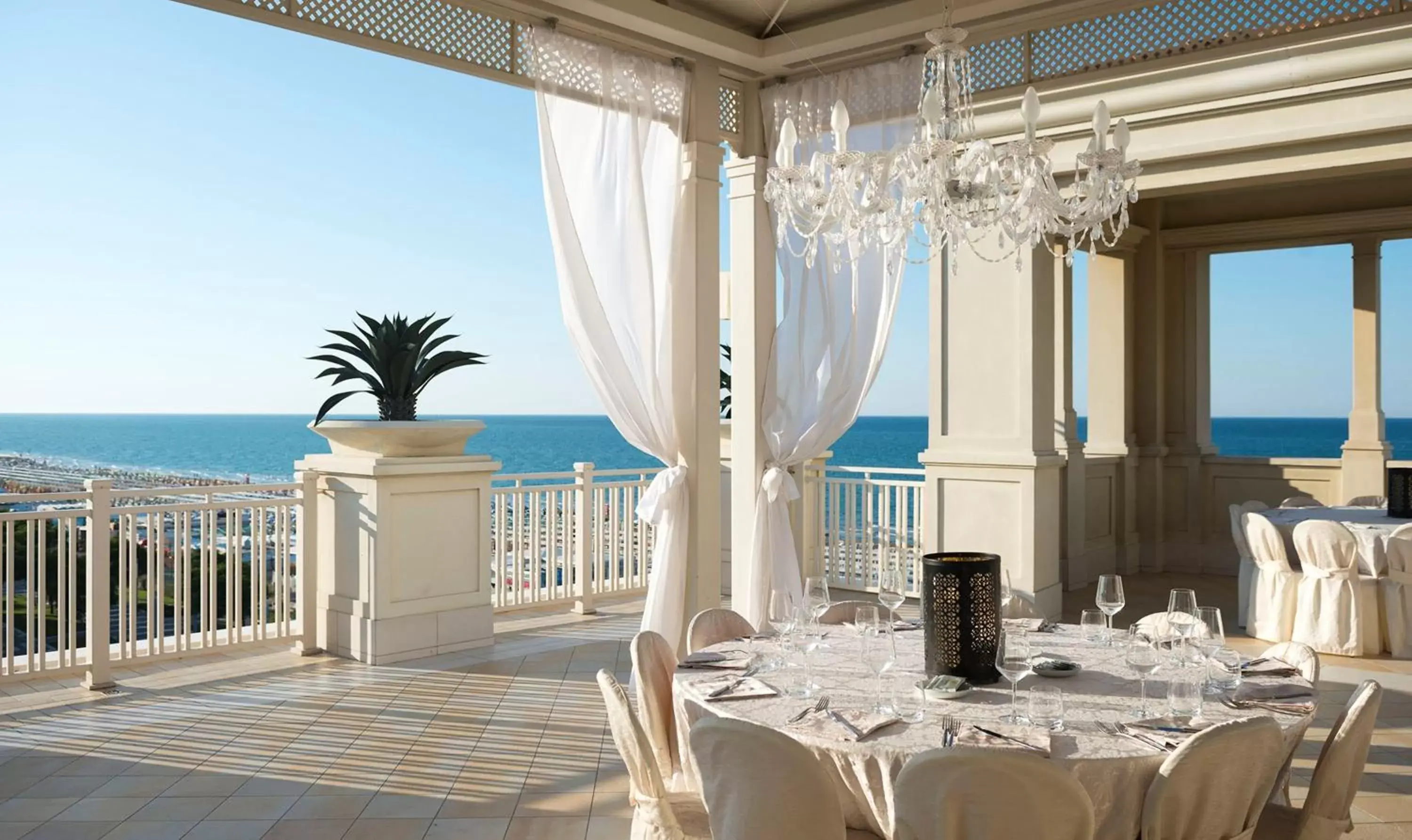 Restaurant/places to eat, Sea View in Hotel Corallo