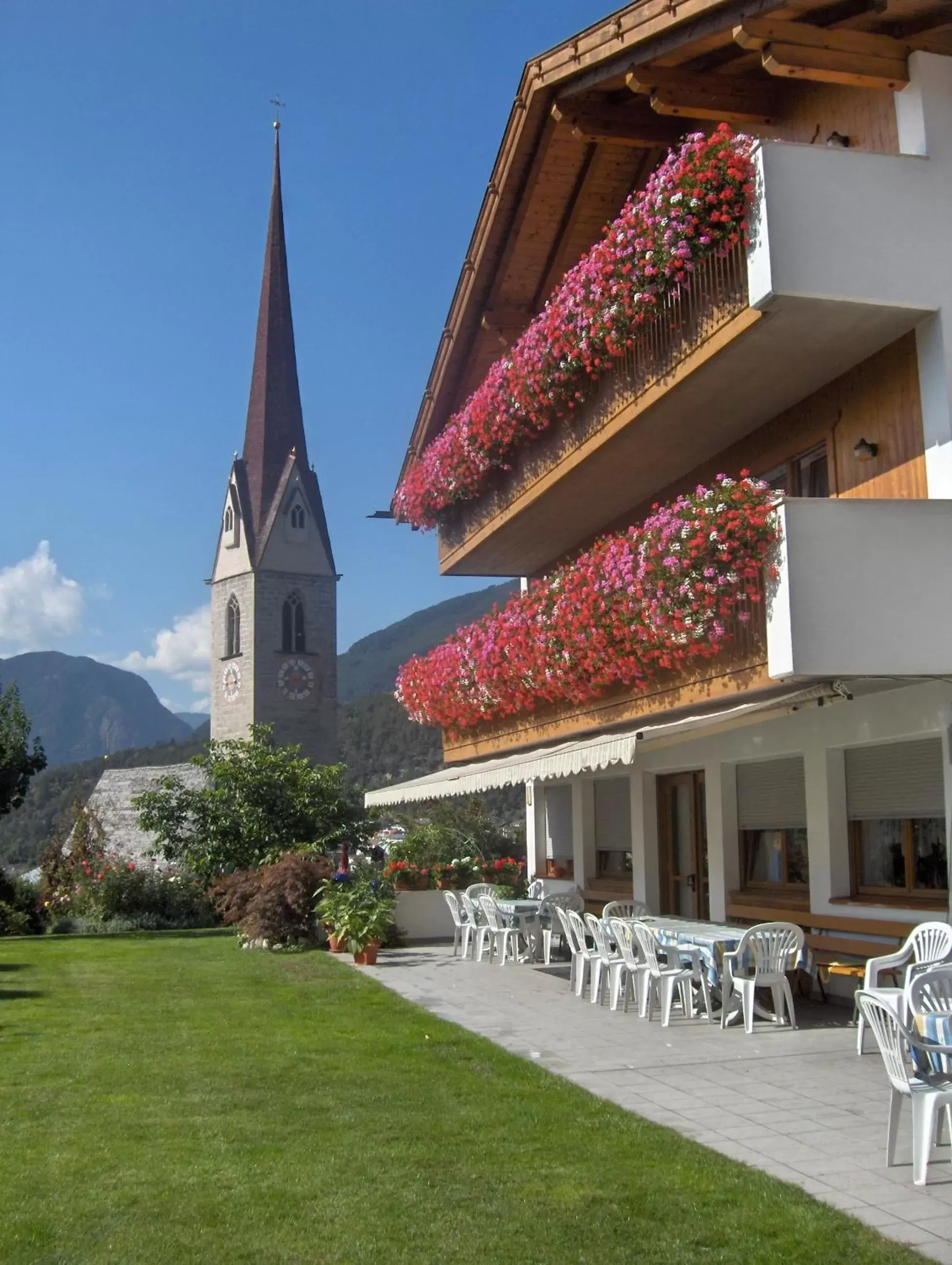 Facade/entrance, Property Building in Hotel Waldheim