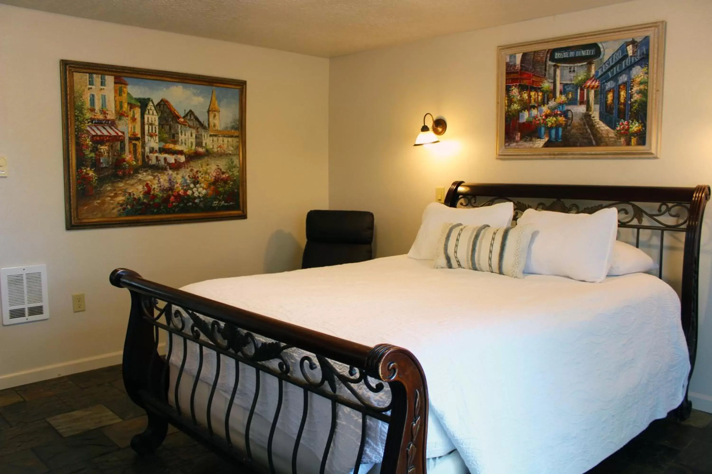 Bed in Silverton Inn & Suites