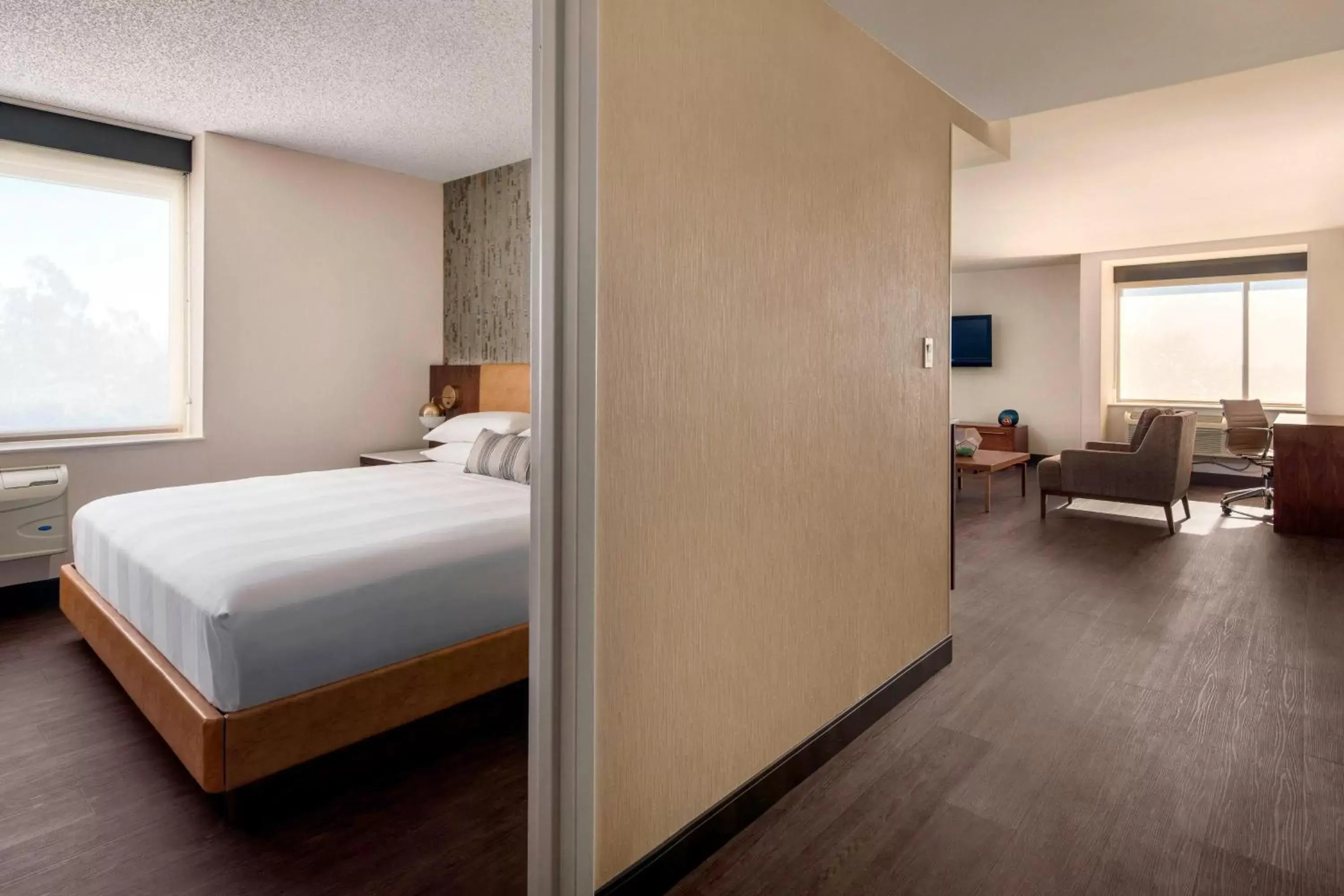 Photo of the whole room, Bed in Fullerton Marriott at California State University