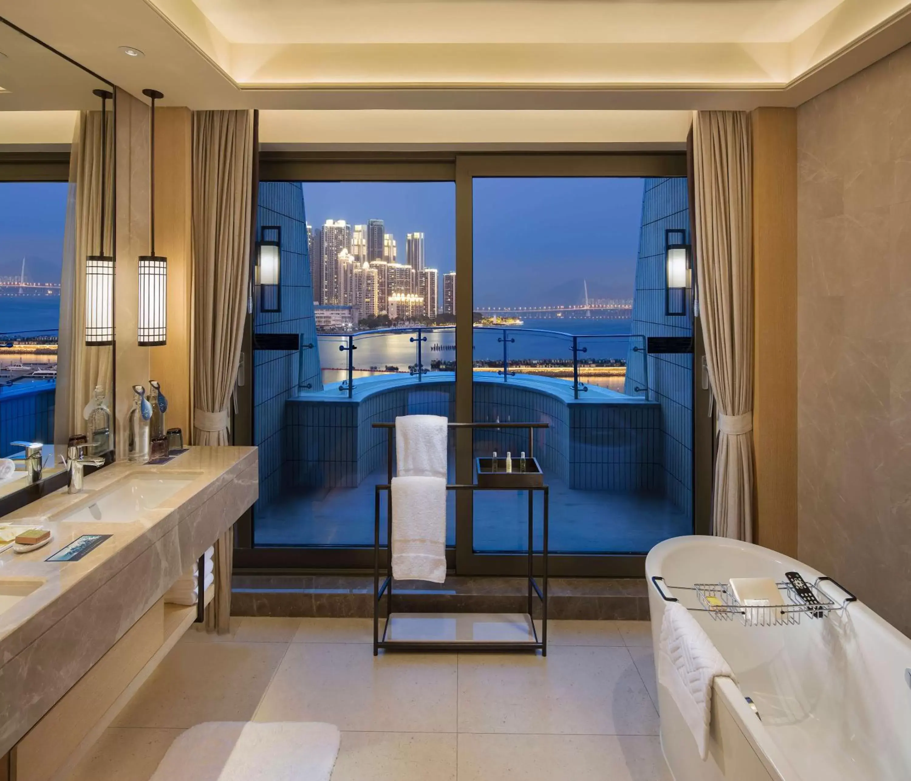 Bathroom in Hilton Shenzhen Shekou Nanhai