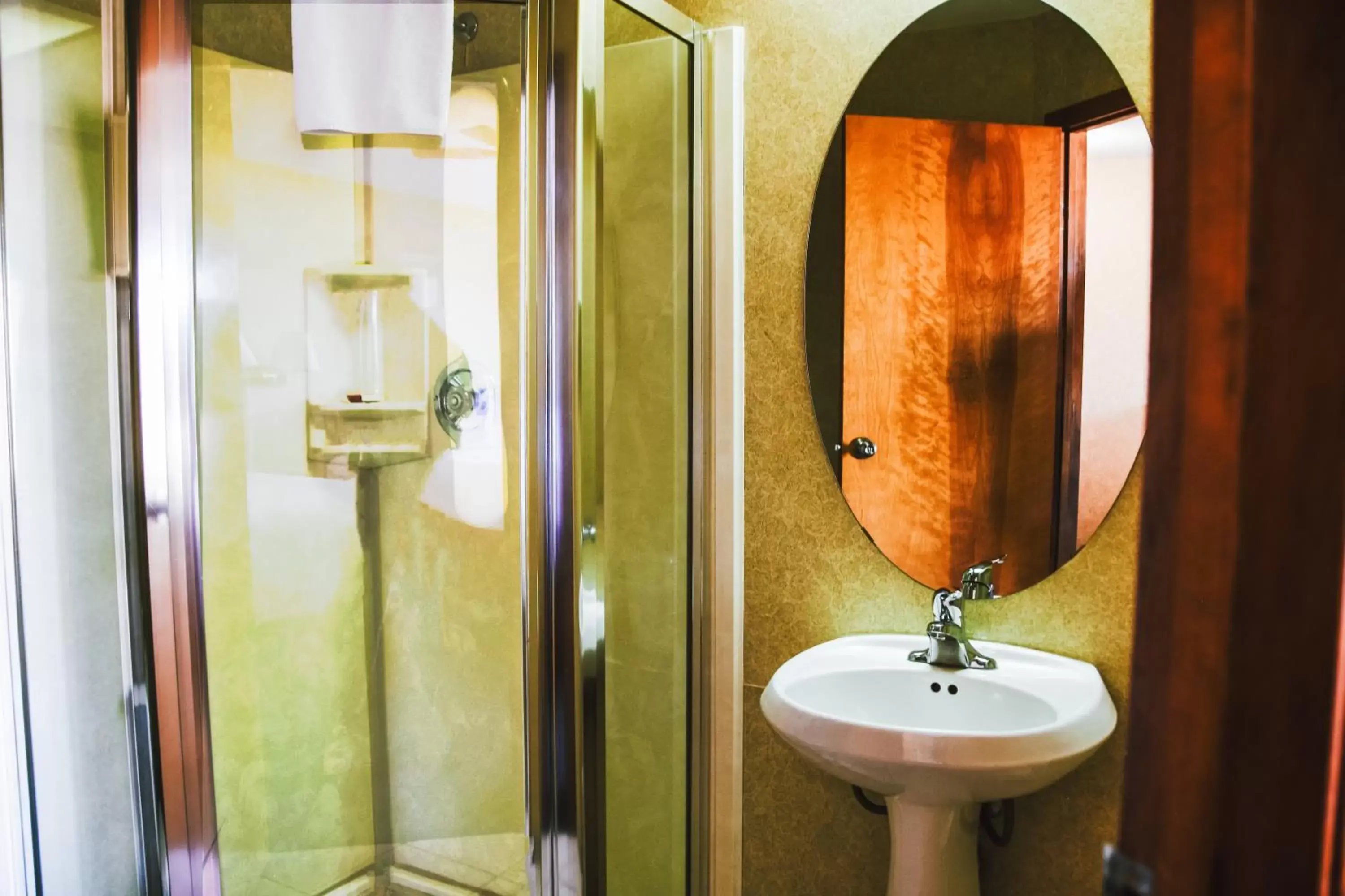 Bathroom in Stony Plain Inn & Suites