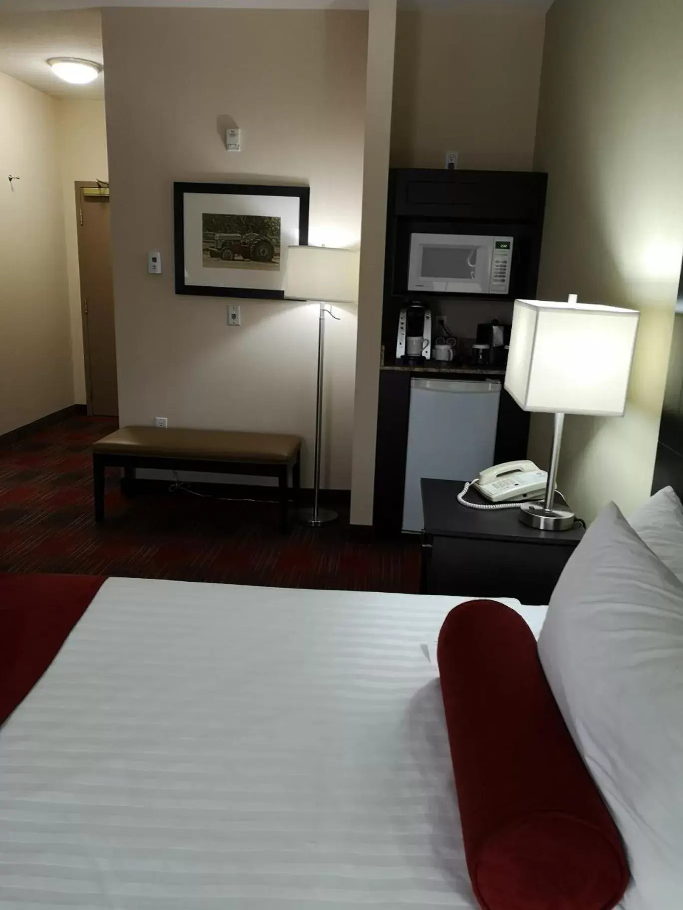 Bedroom, TV/Entertainment Center in Best Western Plus Red Deer Inn & Suite