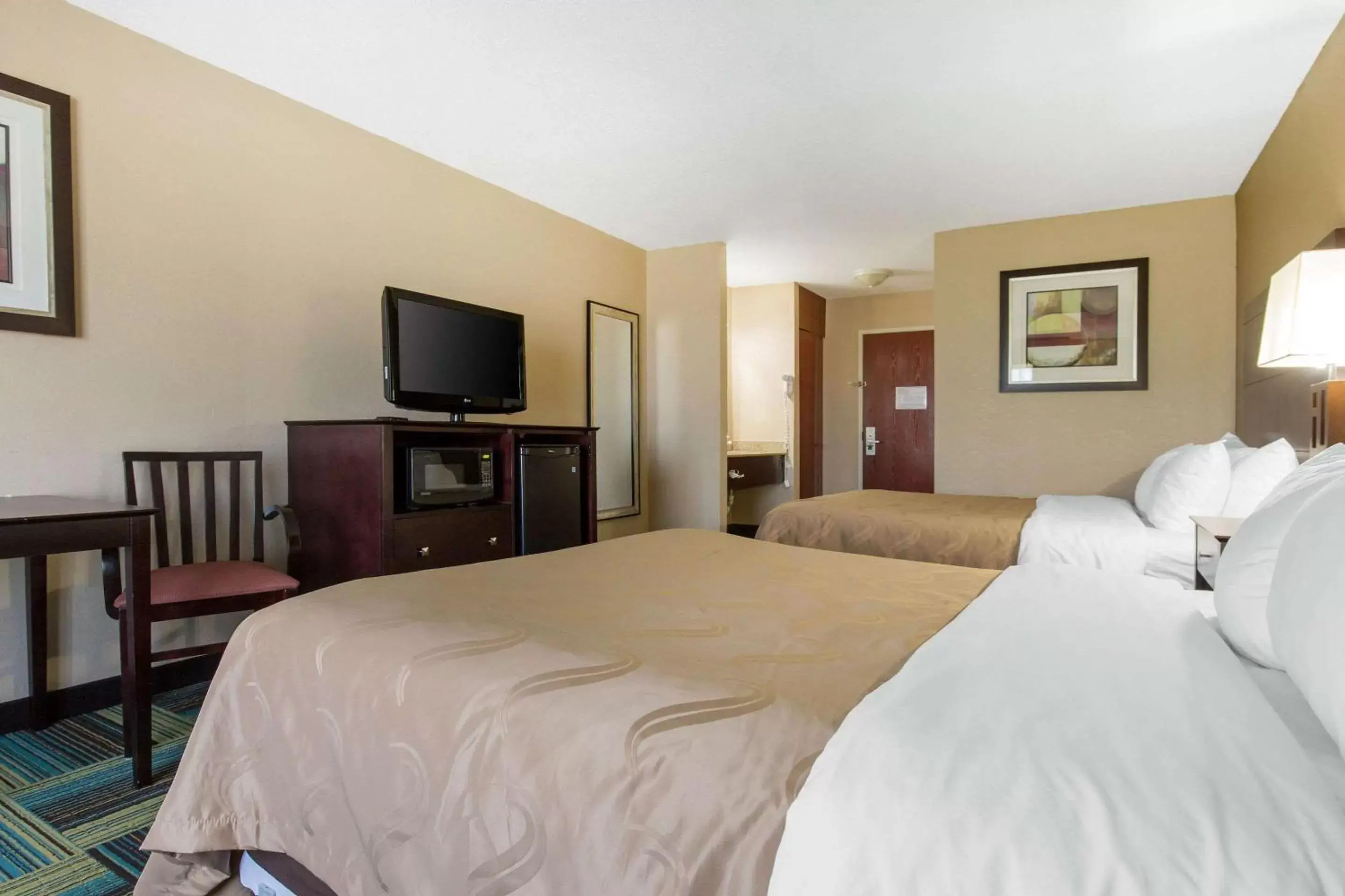 Photo of the whole room, Bed in Quality Inn & Suites Arnold