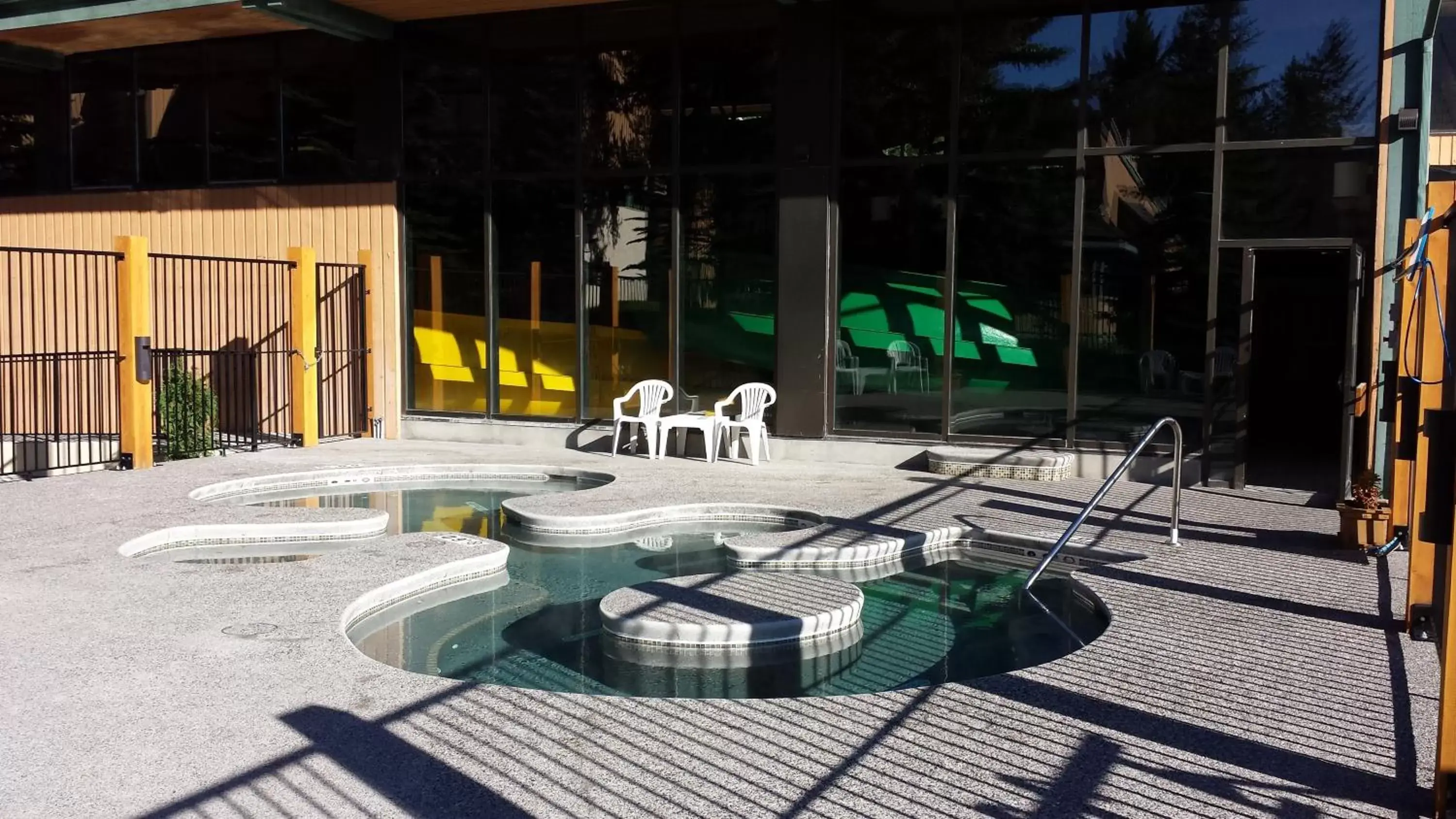 Swimming pool in Douglas Fir Resort & Chalets