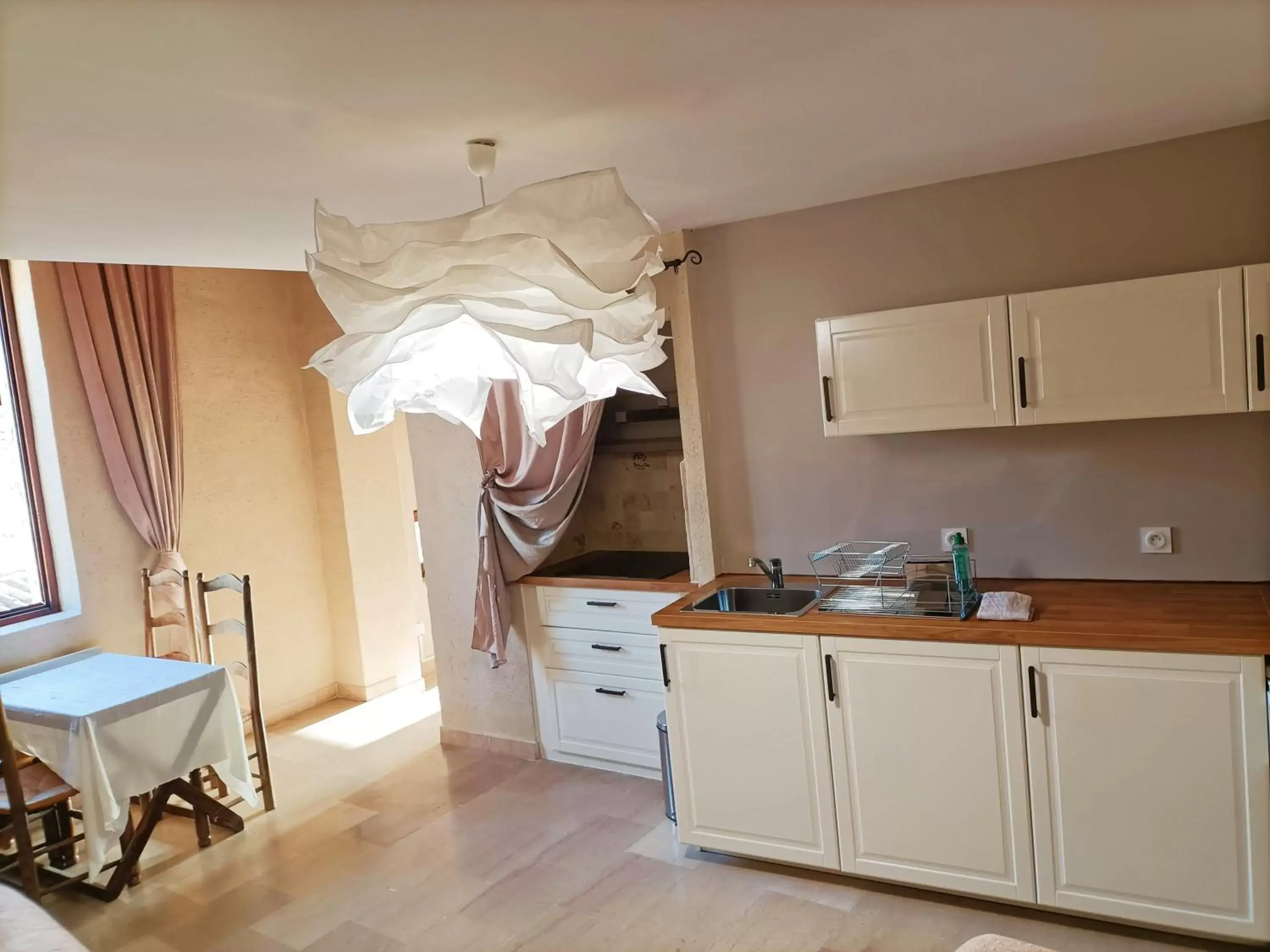 Kitchen/Kitchenette in Hôtel la Fête en Provence