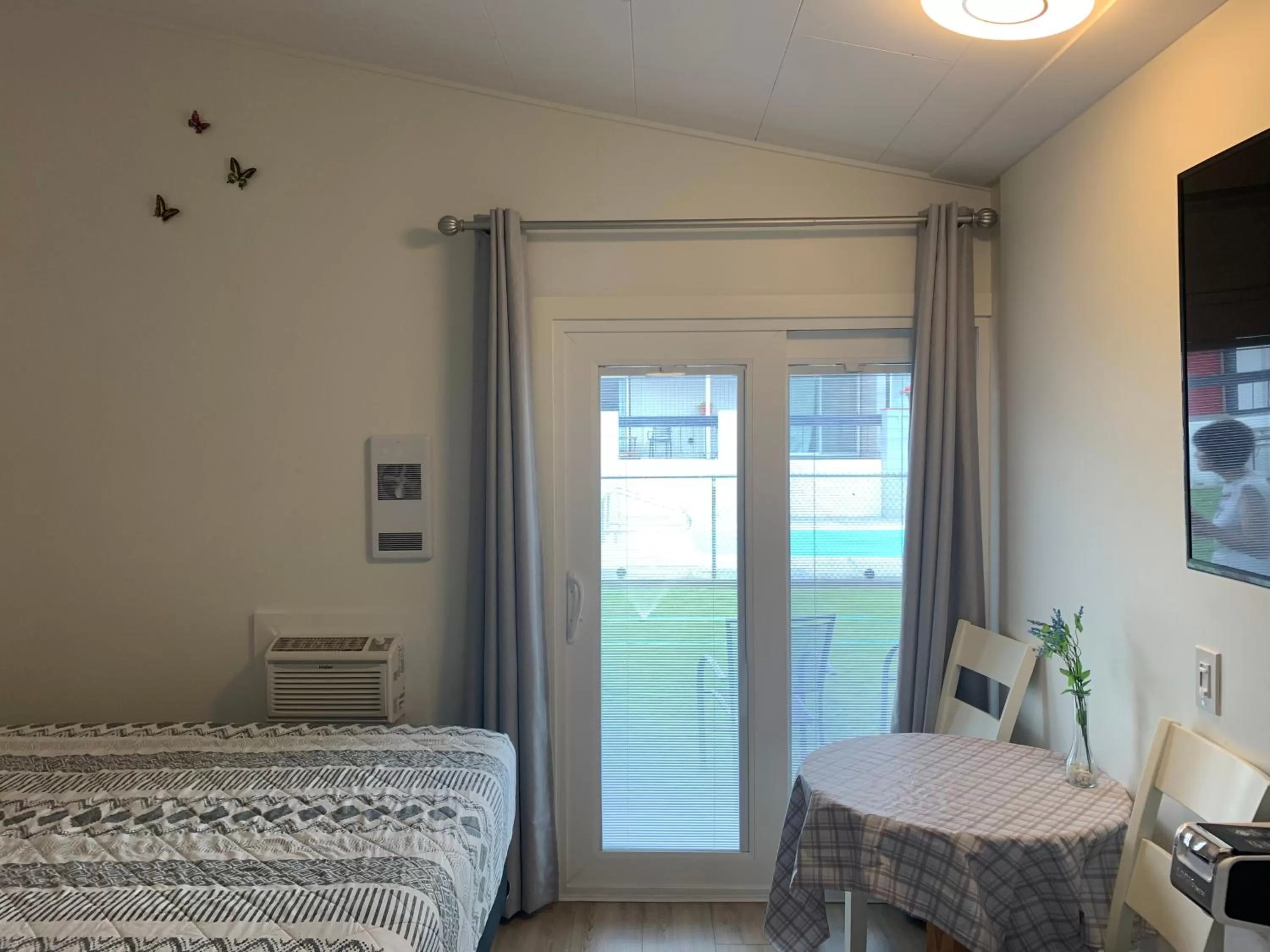 Bedroom, Bed in Destination Inn Cache Creek