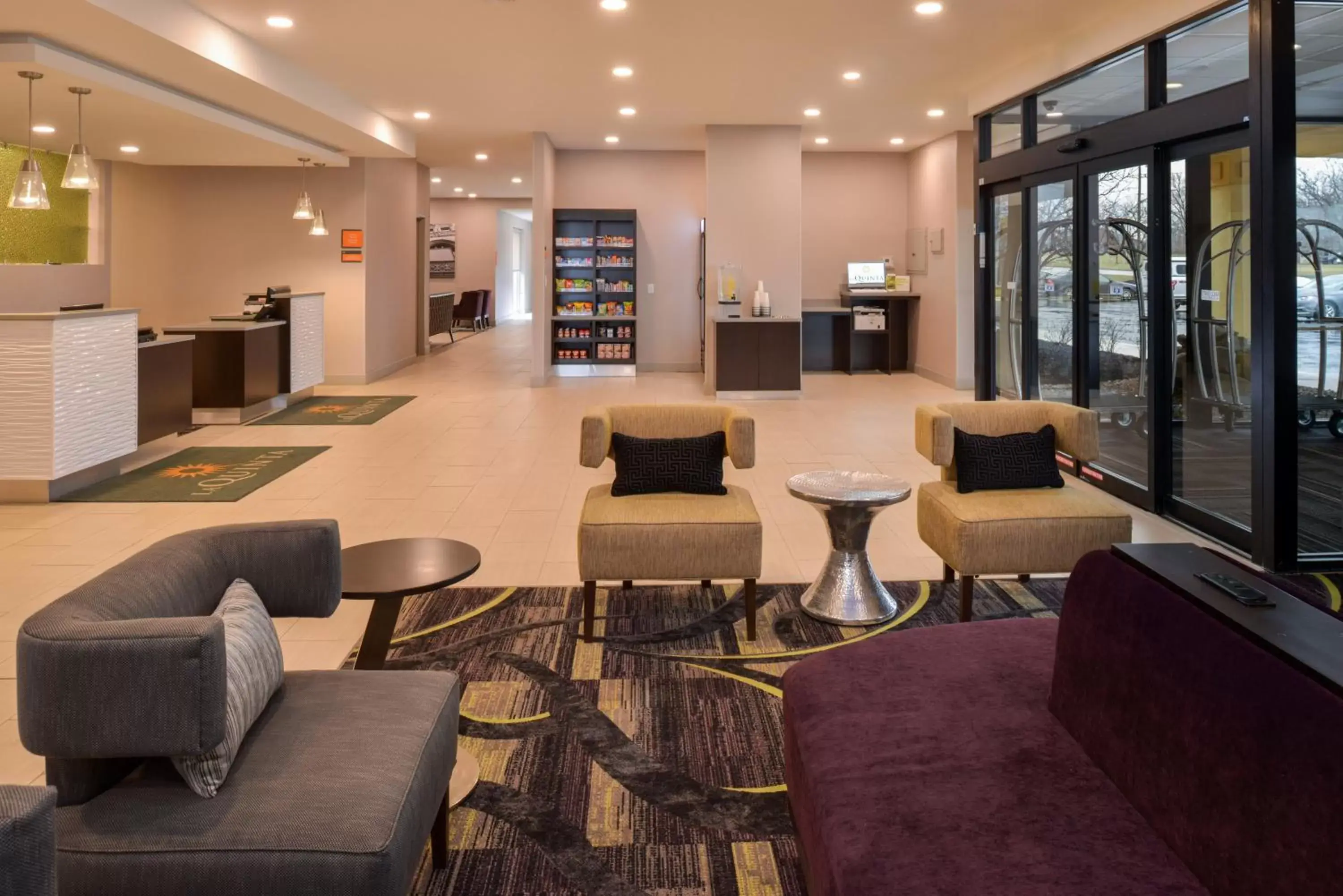 Lobby or reception, Lounge/Bar in La Quinta by Wyndham Indianapolis South