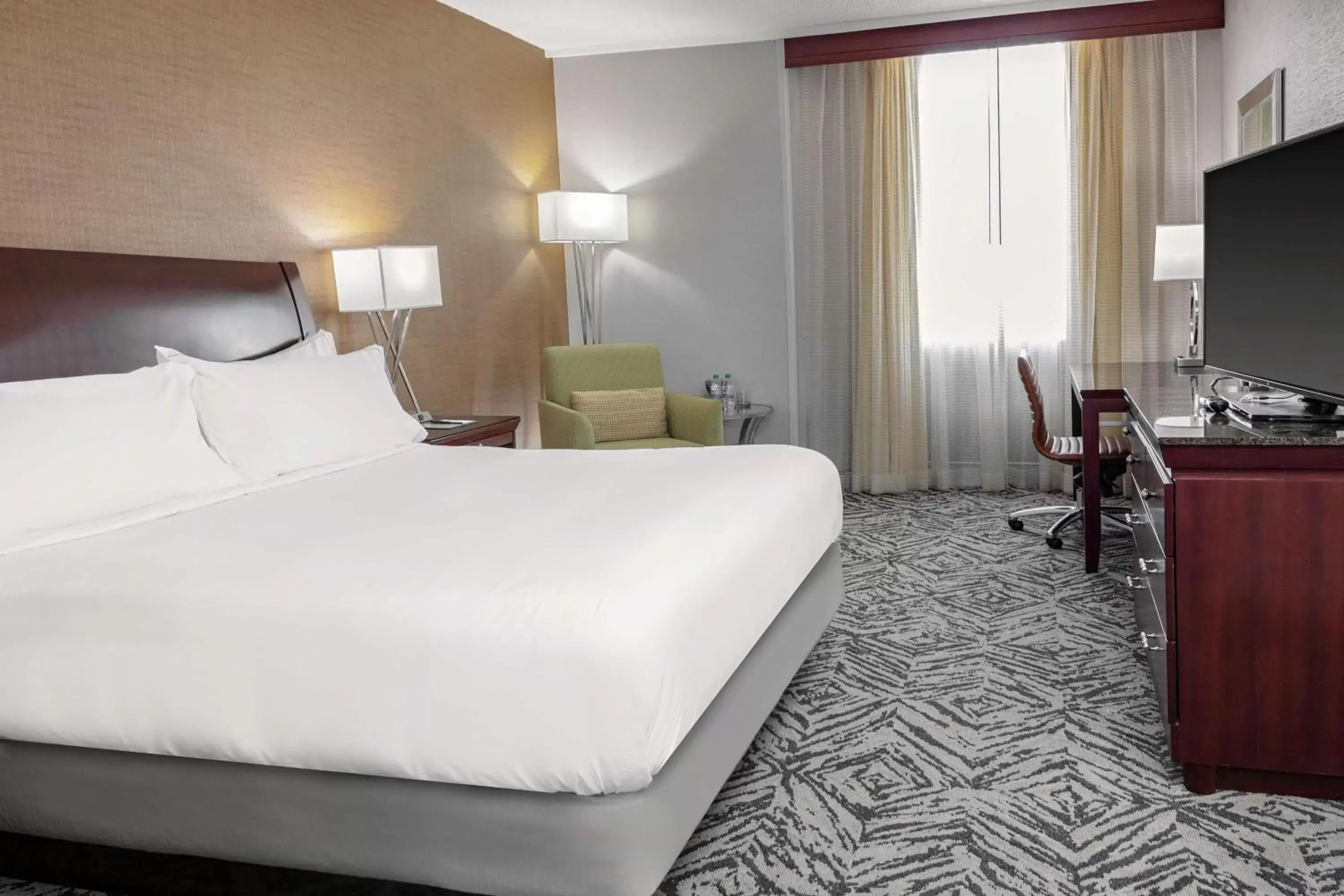 Bed in DoubleTree by Hilton Hotel & Executive Meeting Center Omaha-Downtown