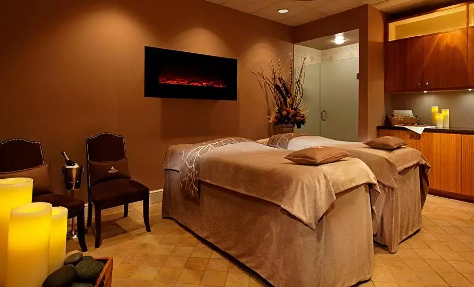 Spa and wellness centre/facilities, TV/Entertainment Center in Hockley Valley Resort