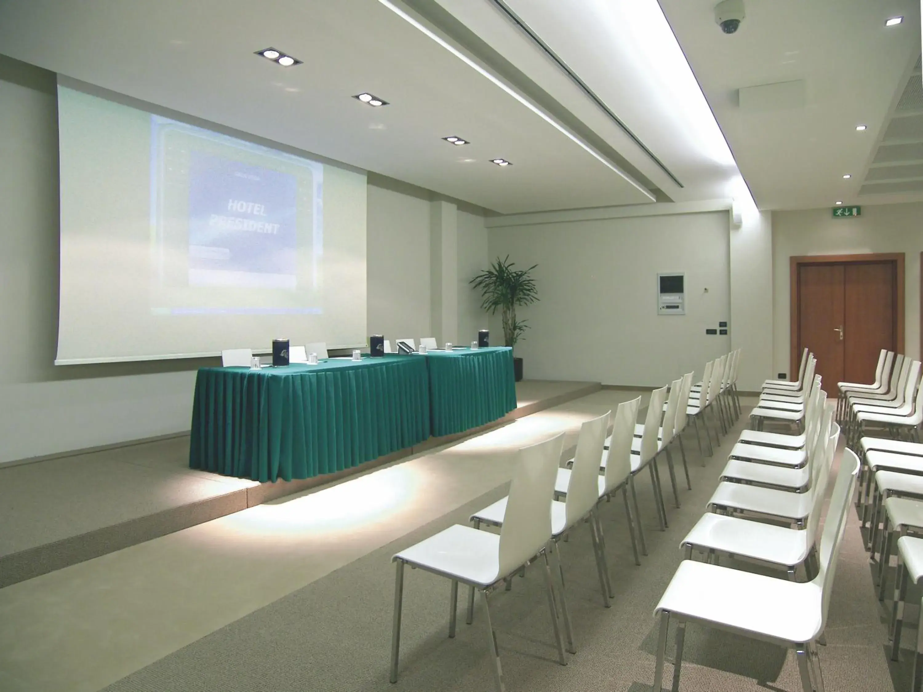 Business facilities in Hotel President