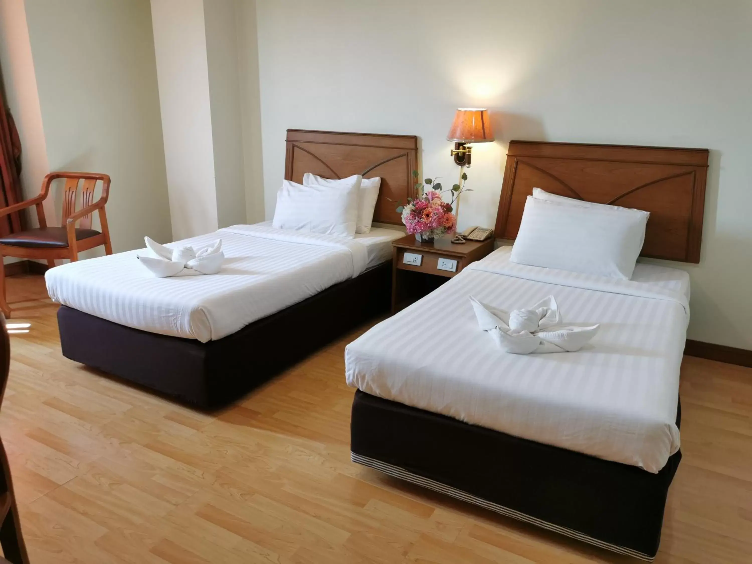 Photo of the whole room, Bed in Morakot Twin Chumphon