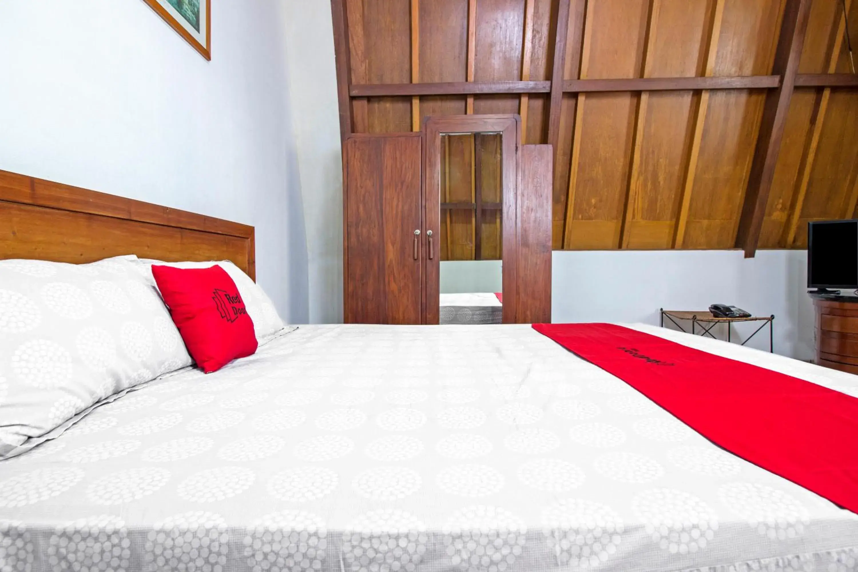 Bedroom, Bed in RedDoorz Plus near Parahyangan University