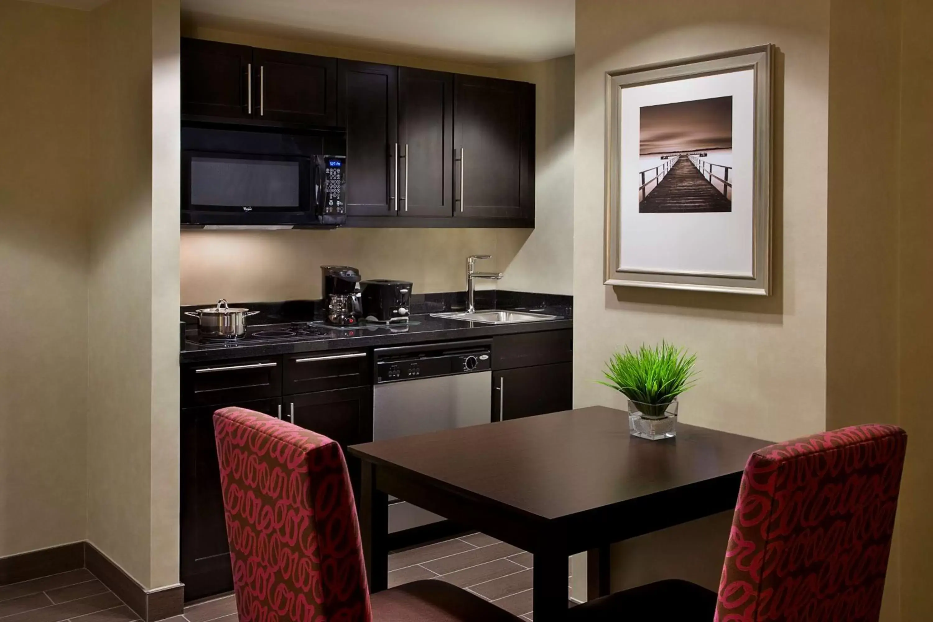 Kitchen or kitchenette, Kitchen/Kitchenette in Homewood Suites by Hilton Toronto Vaughan