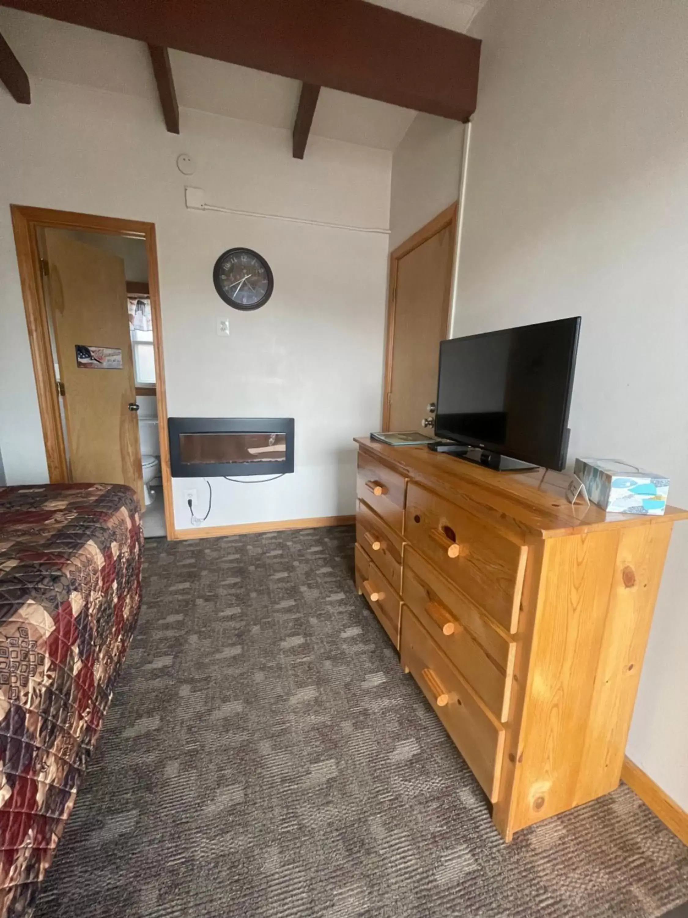 Deluxe Double Room (2 Adults + 1 Child) in Olde Mill Inn of Clarkston Deluxe Double Room (2 Adults + 1 Child) in Olde Mill Inn of Clarkston