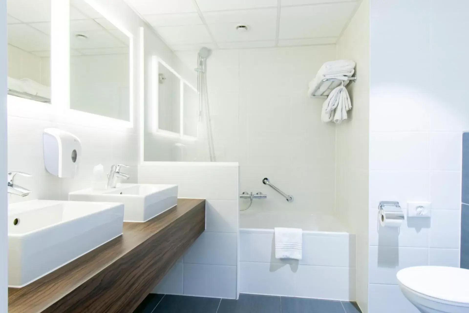 Bathroom in ibis Styles Zeebrugge