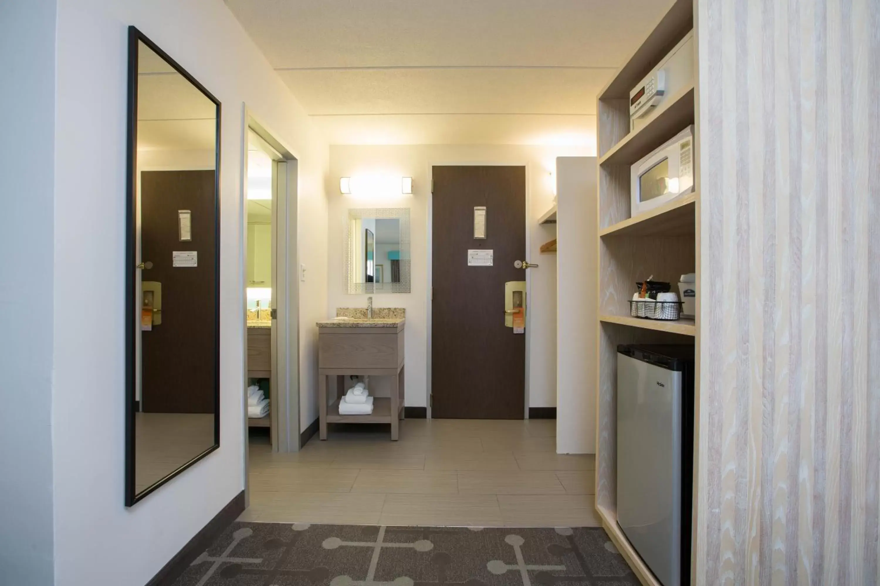 Kitchen or kitchenette in Howard Johnson by Wyndham Mystic Kitchen or kitchenette in Howard Johnson by Wyndham Mystic