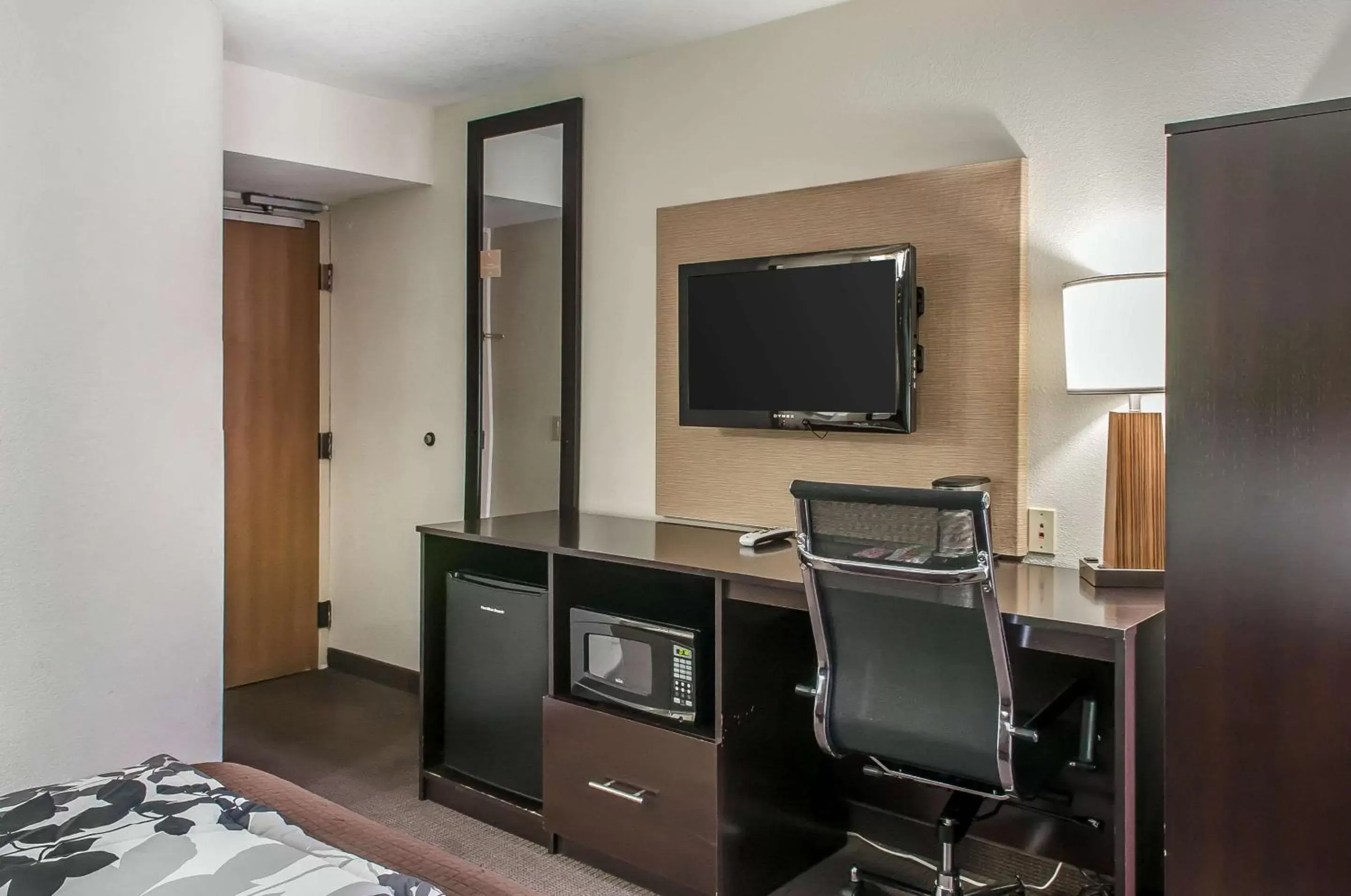 Photo of the whole room, TV/Entertainment Center in Sleep Inn Albuquerque Airport