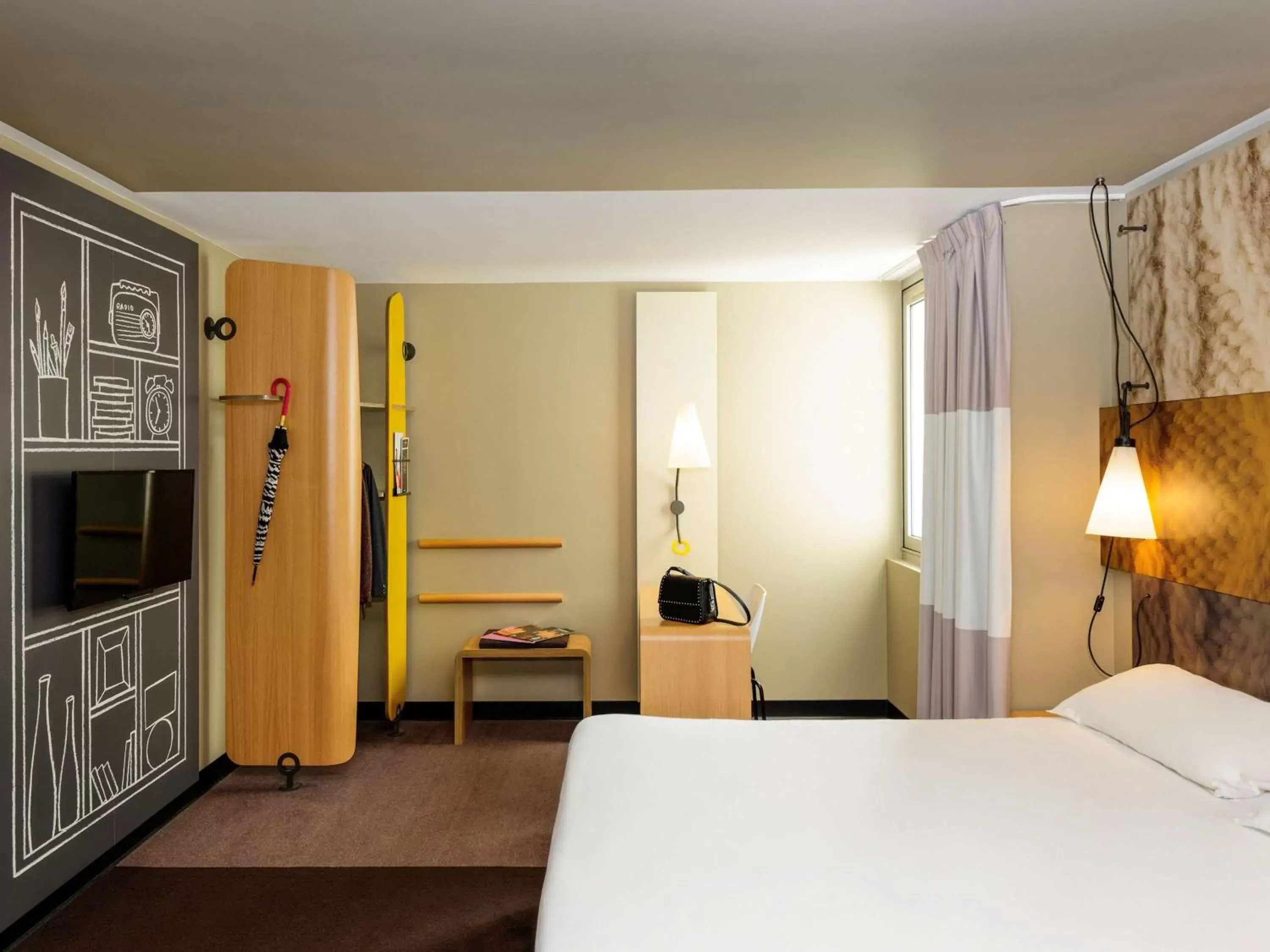 Photo of the whole room, Bed in ibis Longwy Mexy