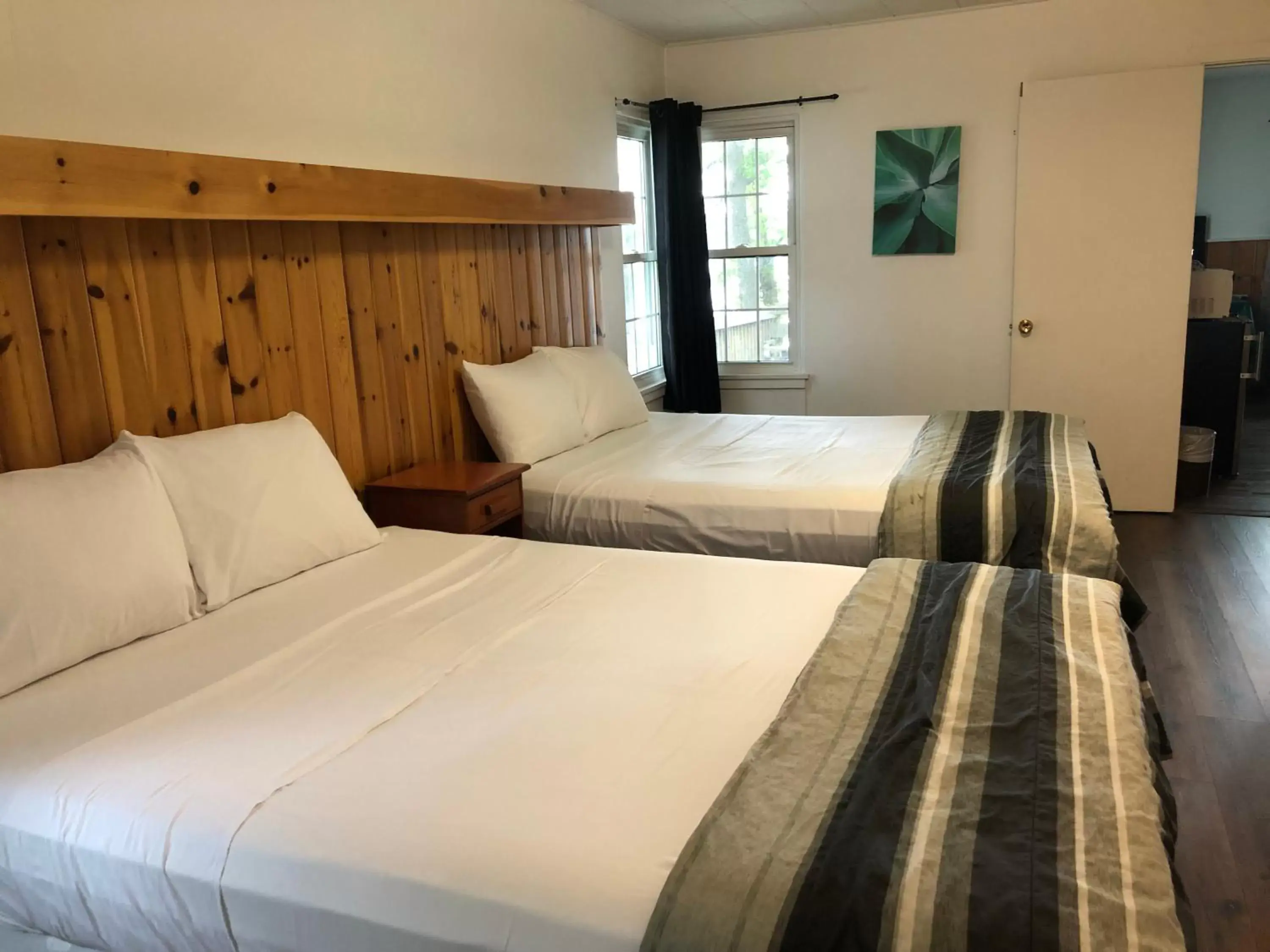 Bedroom, Bed in Tally Ho Inn