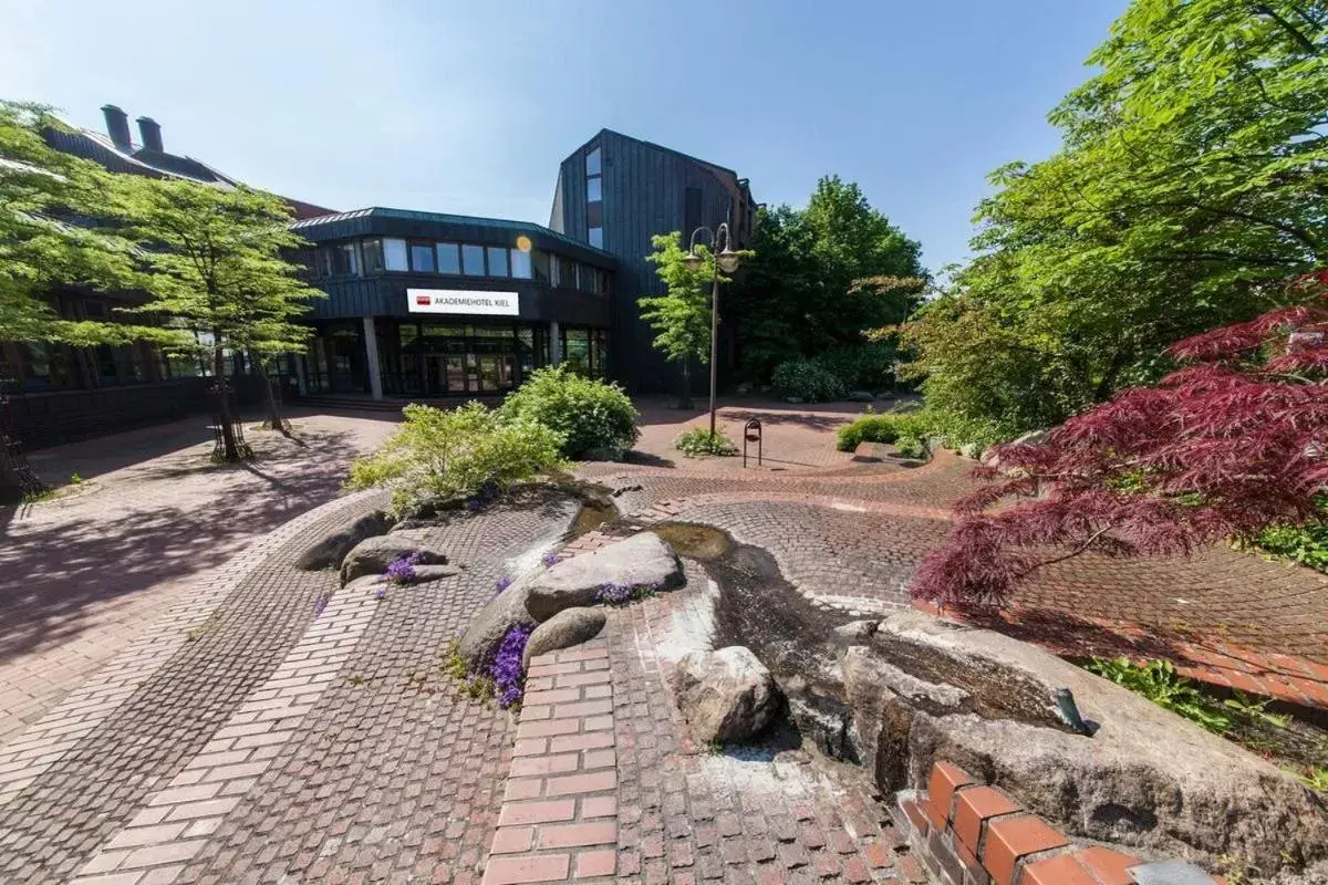 Facade/entrance, Property Building in Novum Akademiehotel Kiel