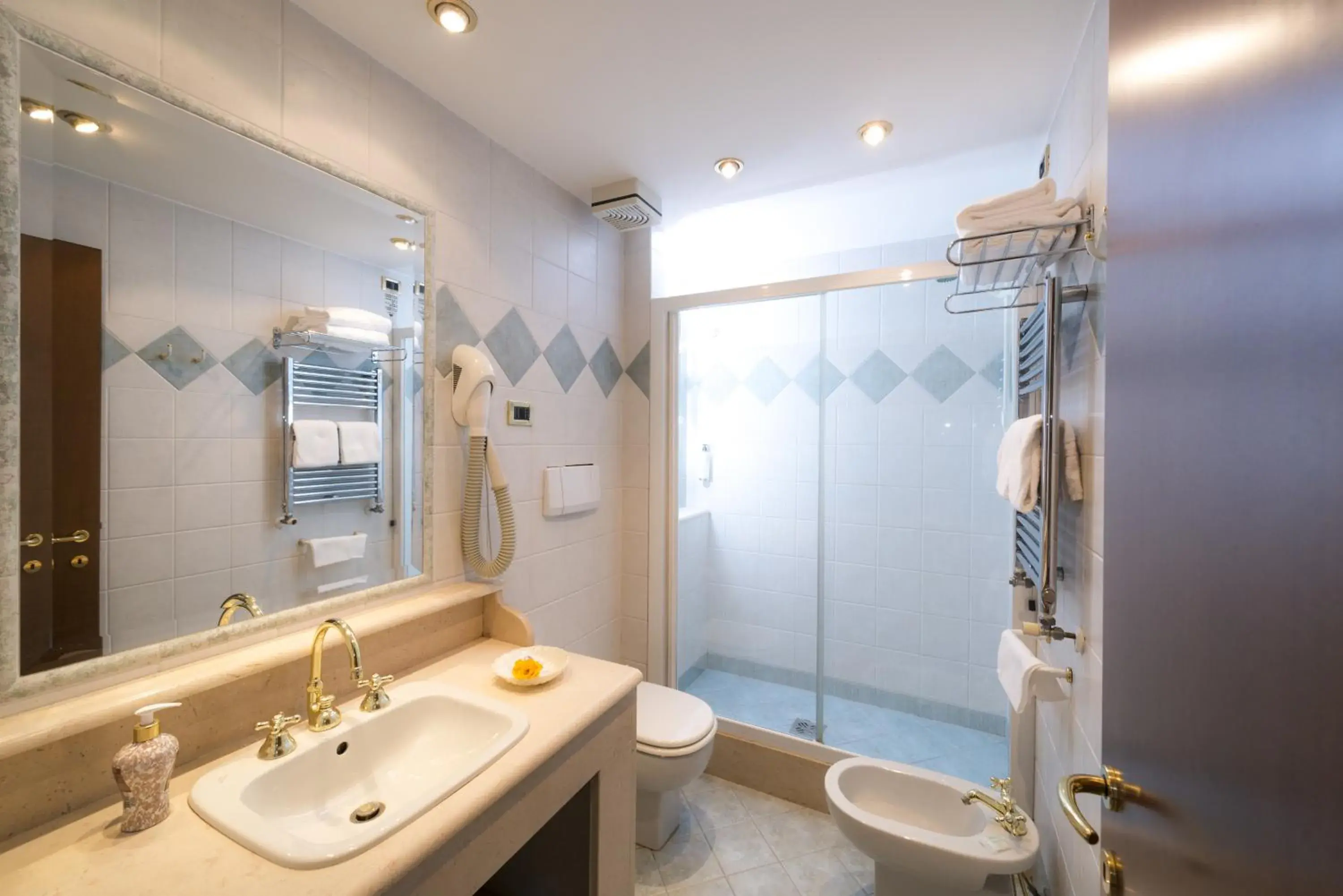 Shower, Bathroom in Relais Leon d'Oro
