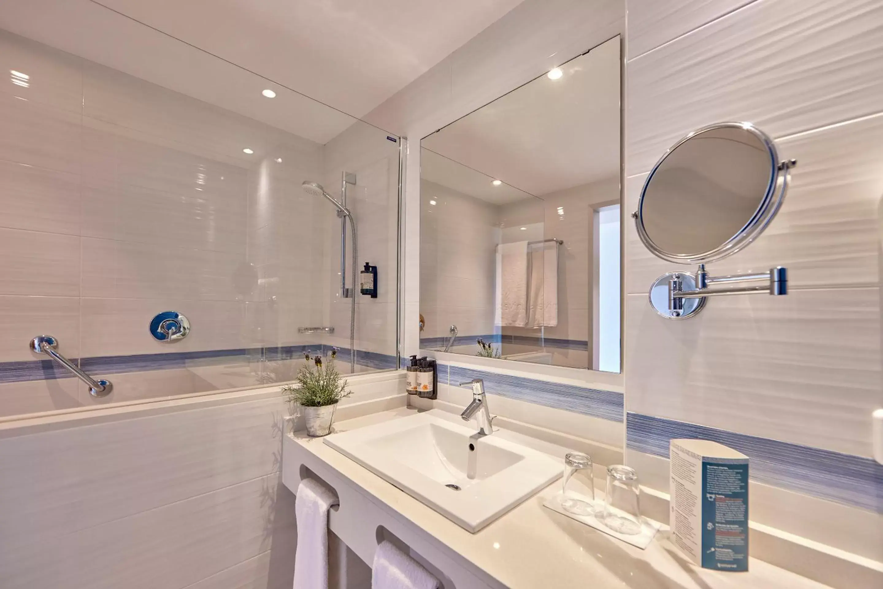 Bathroom in Universal Hotel Lido Park & Spa Bathroom in Universal Hotel Lido Park & Spa