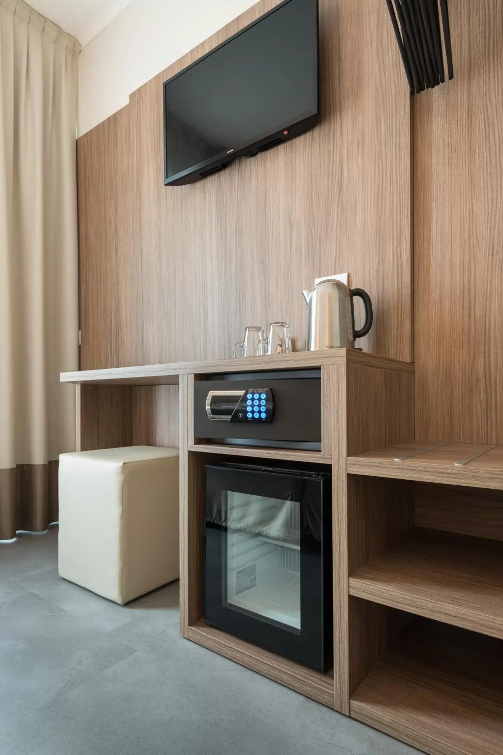 oven, TV/Entertainment Center in Hotel Marco Polo