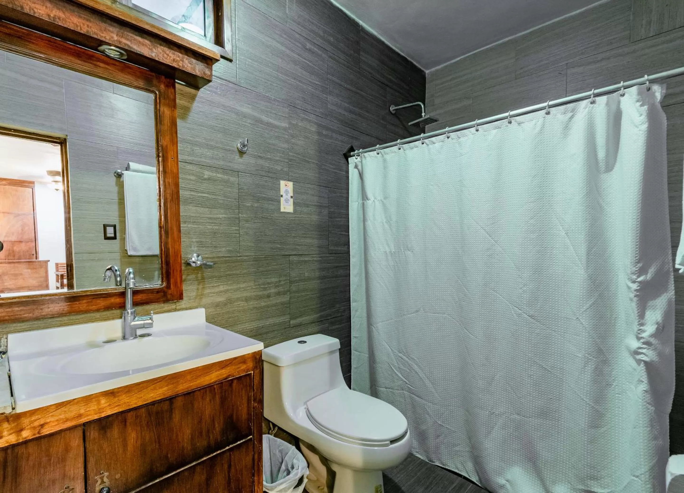 Shower in El Zaguán Colonial by GuruHotel