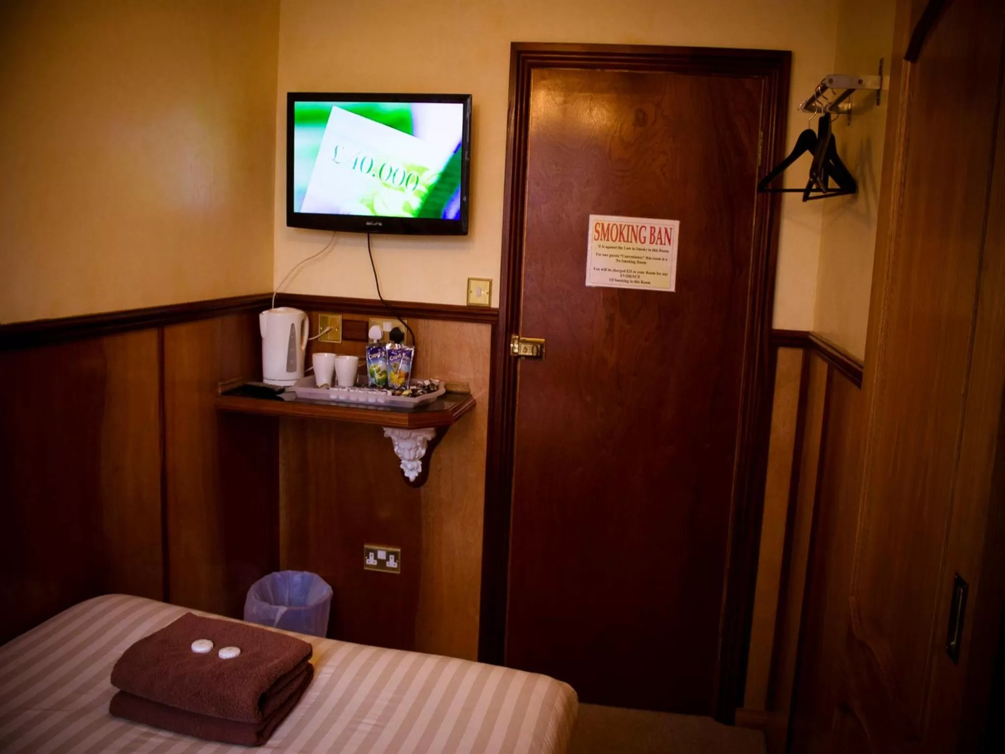 Photo of the whole room, Bed in Cricklewood Lodge Hotel