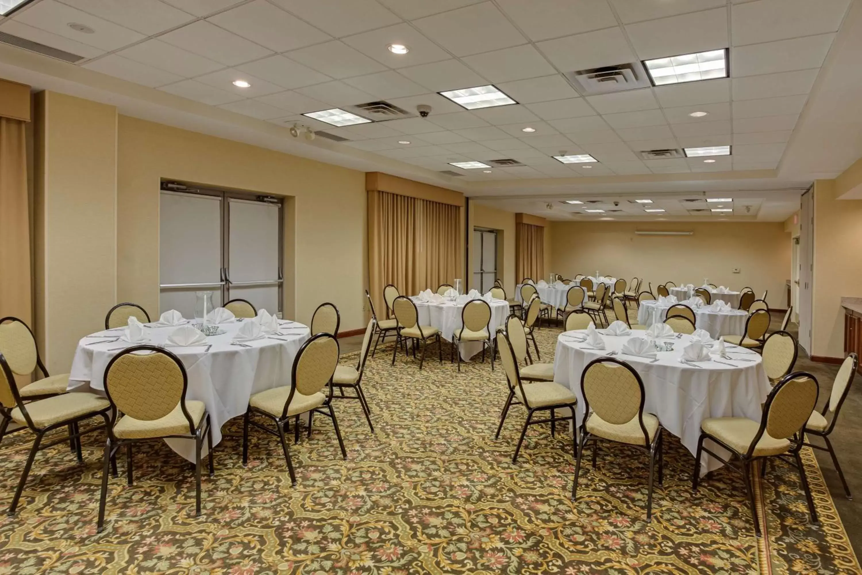 Meeting/conference room, Restaurant/Places to Eat in Hilton Garden Inn Cleveland Airport