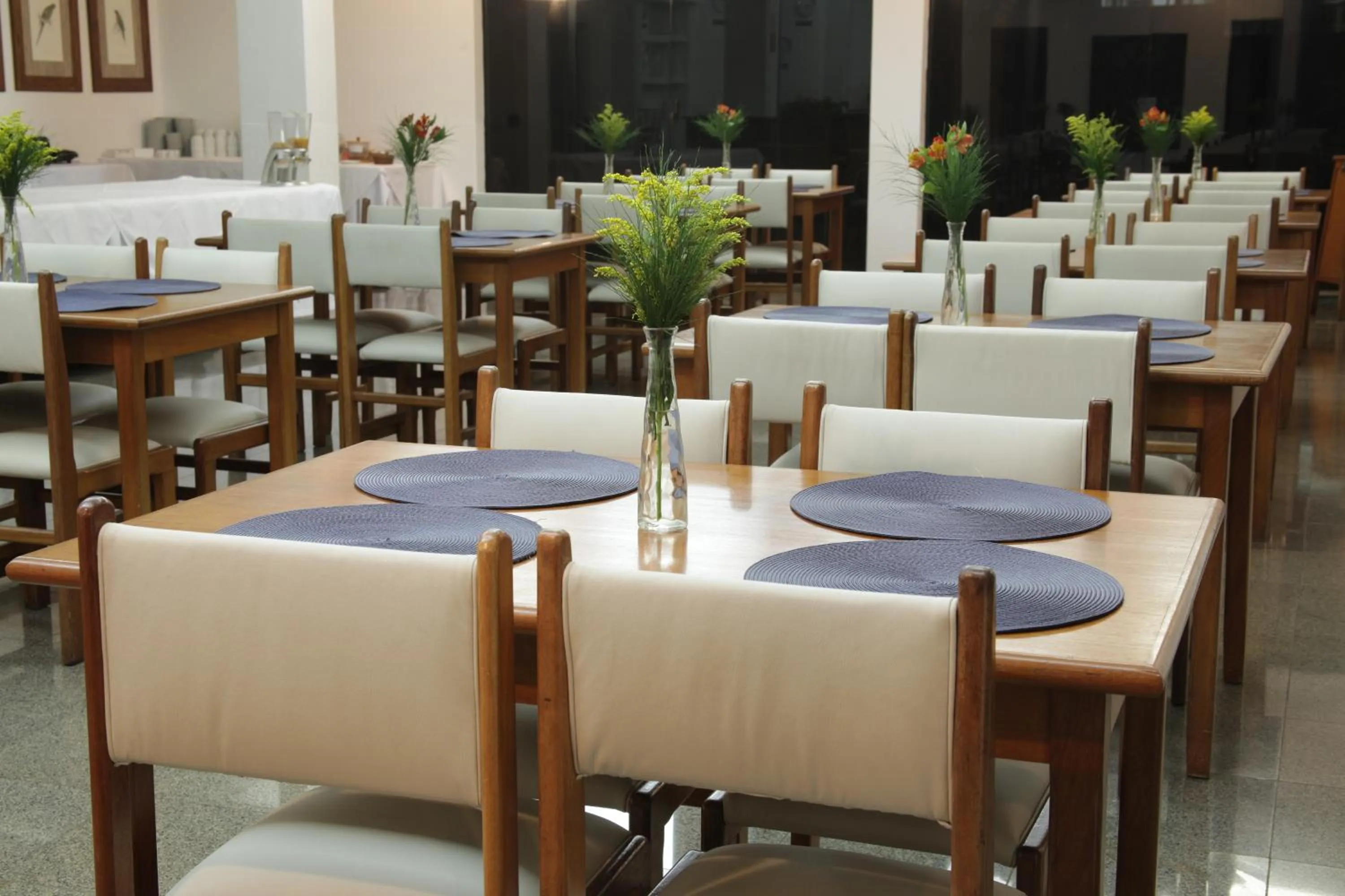 Restaurant/places to eat in Hotel Kehdi Plaza