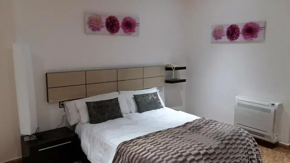 Bedroom, Bed in Hotel Oasis Familiar