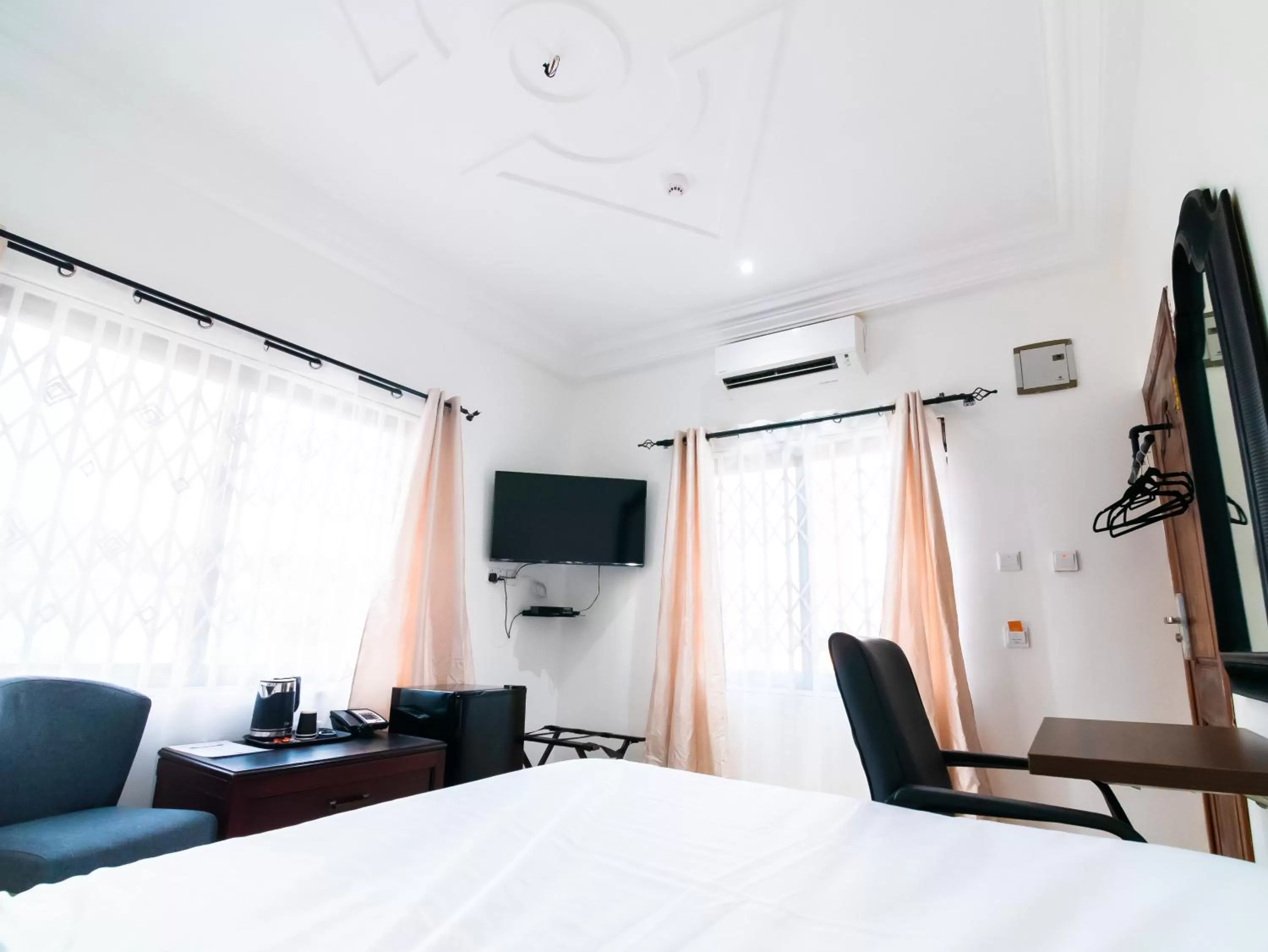 Photo of the whole room, Bed in KoKo Palm Inn LTD