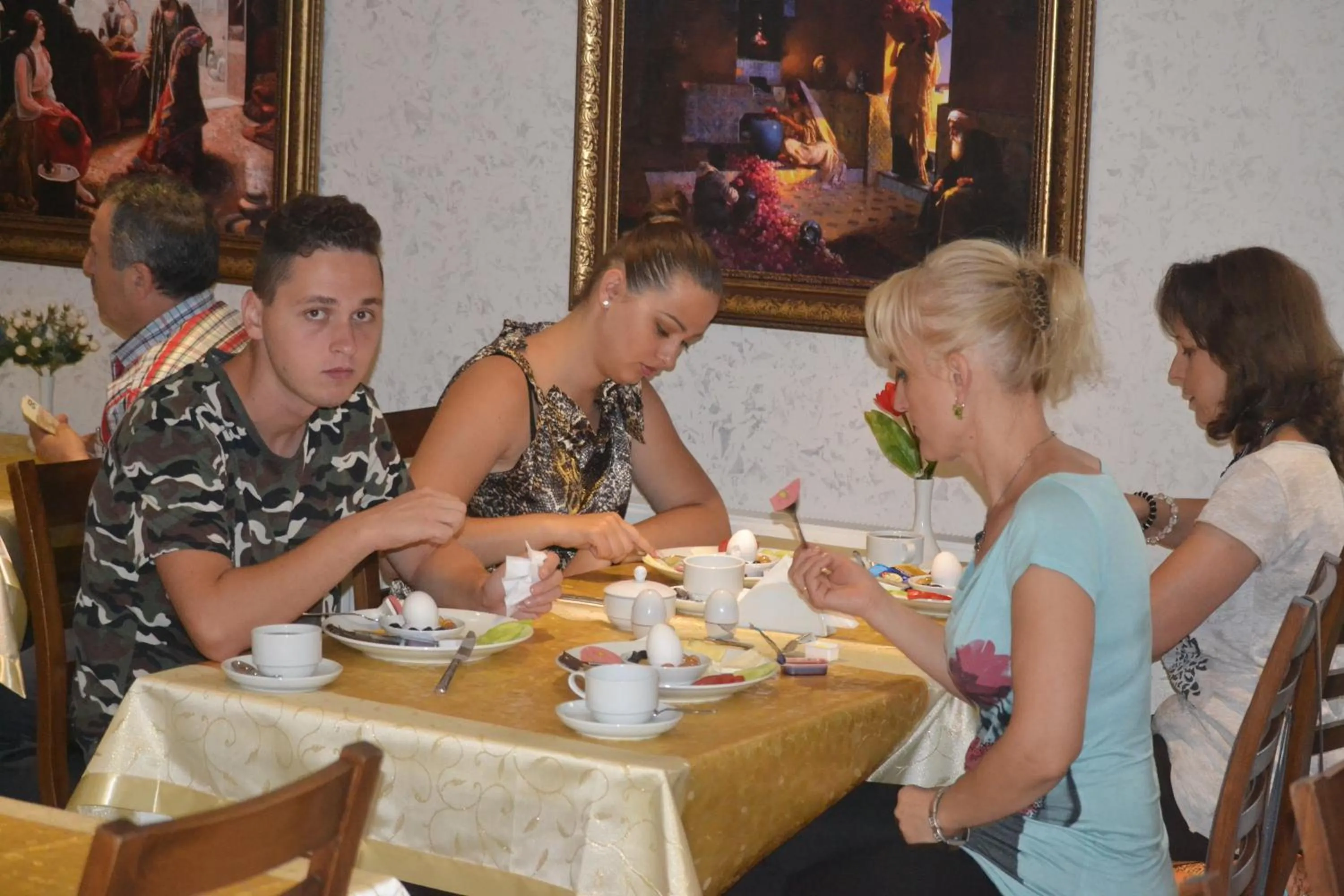 Restaurant/places to eat in New Fatih Hotel