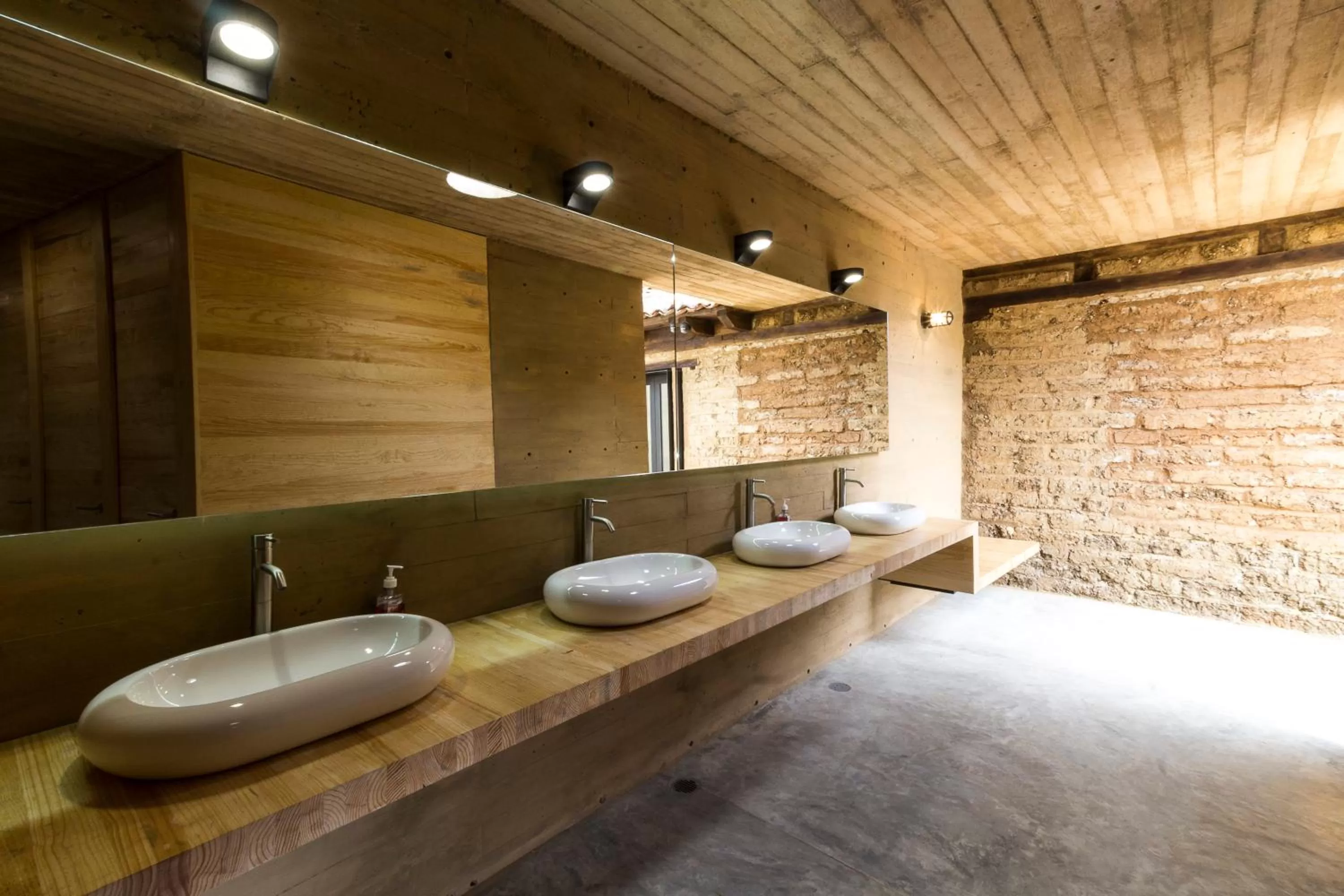 Property building, Bathroom in Uvence Arte + Hotel